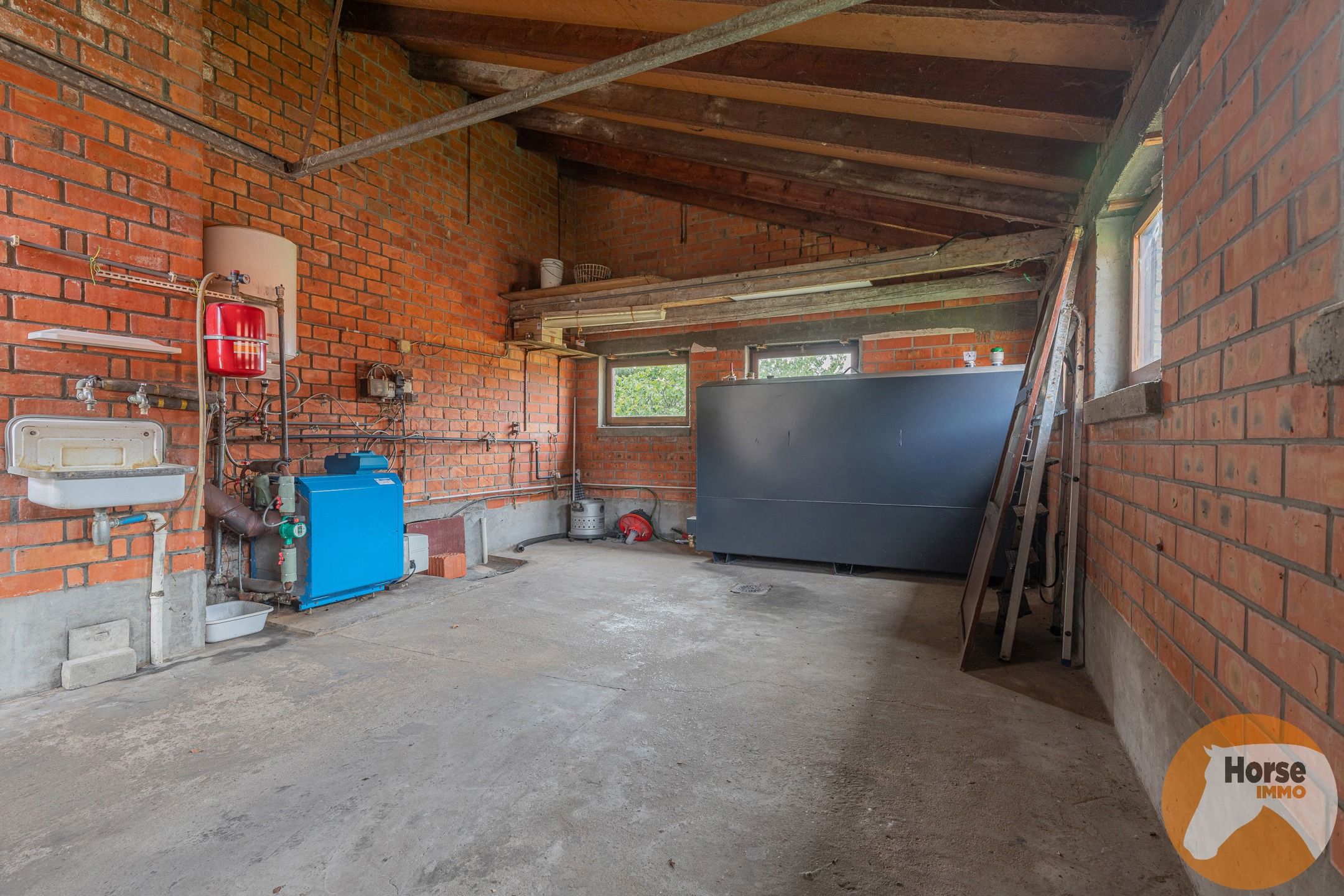 LOKEREN -Landelijk gelegen bedrijfswoning met stallencomplex foto 14