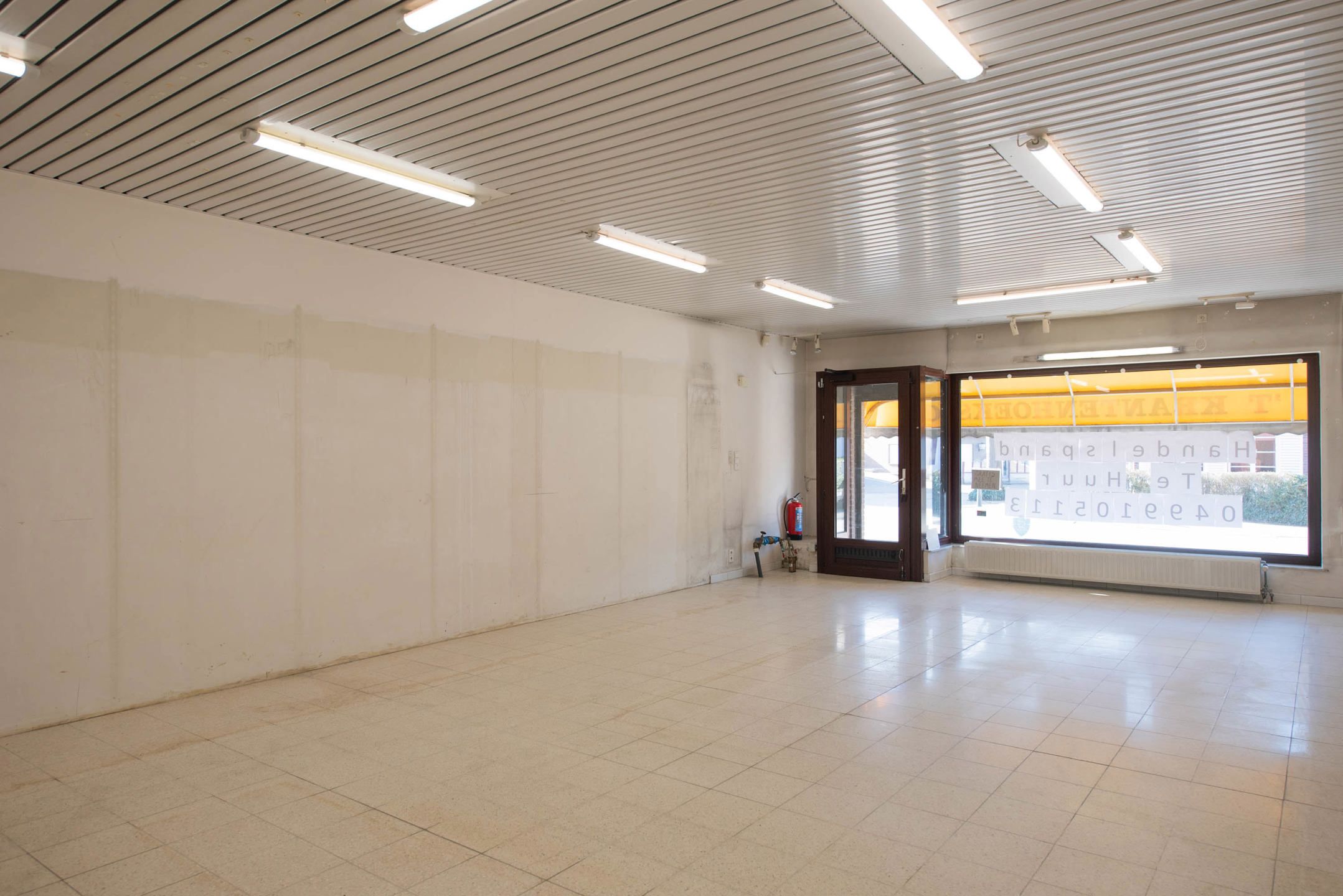 Centraal gelegen handelspand met parking.  foto 3