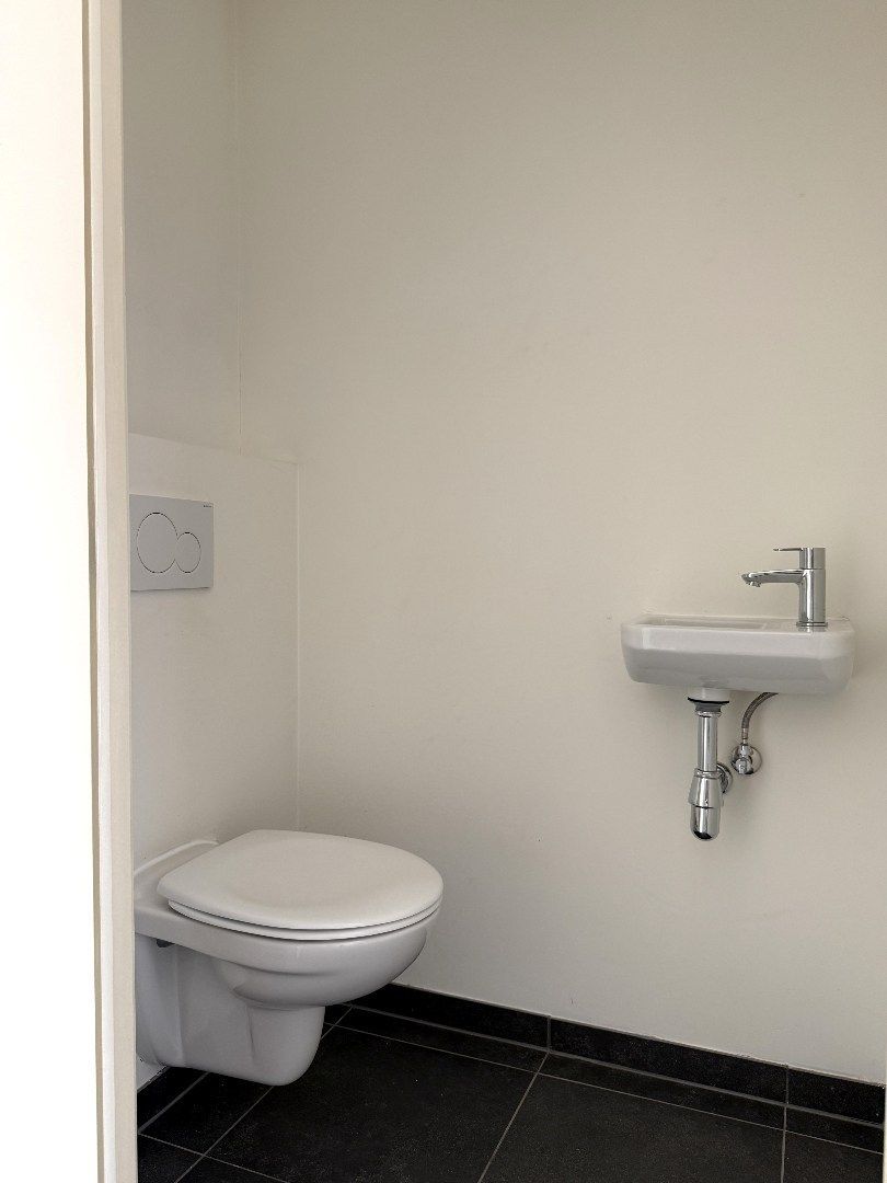 Modern appartement met ruim terras, rustige ligging in randstad Tongeren foto 14