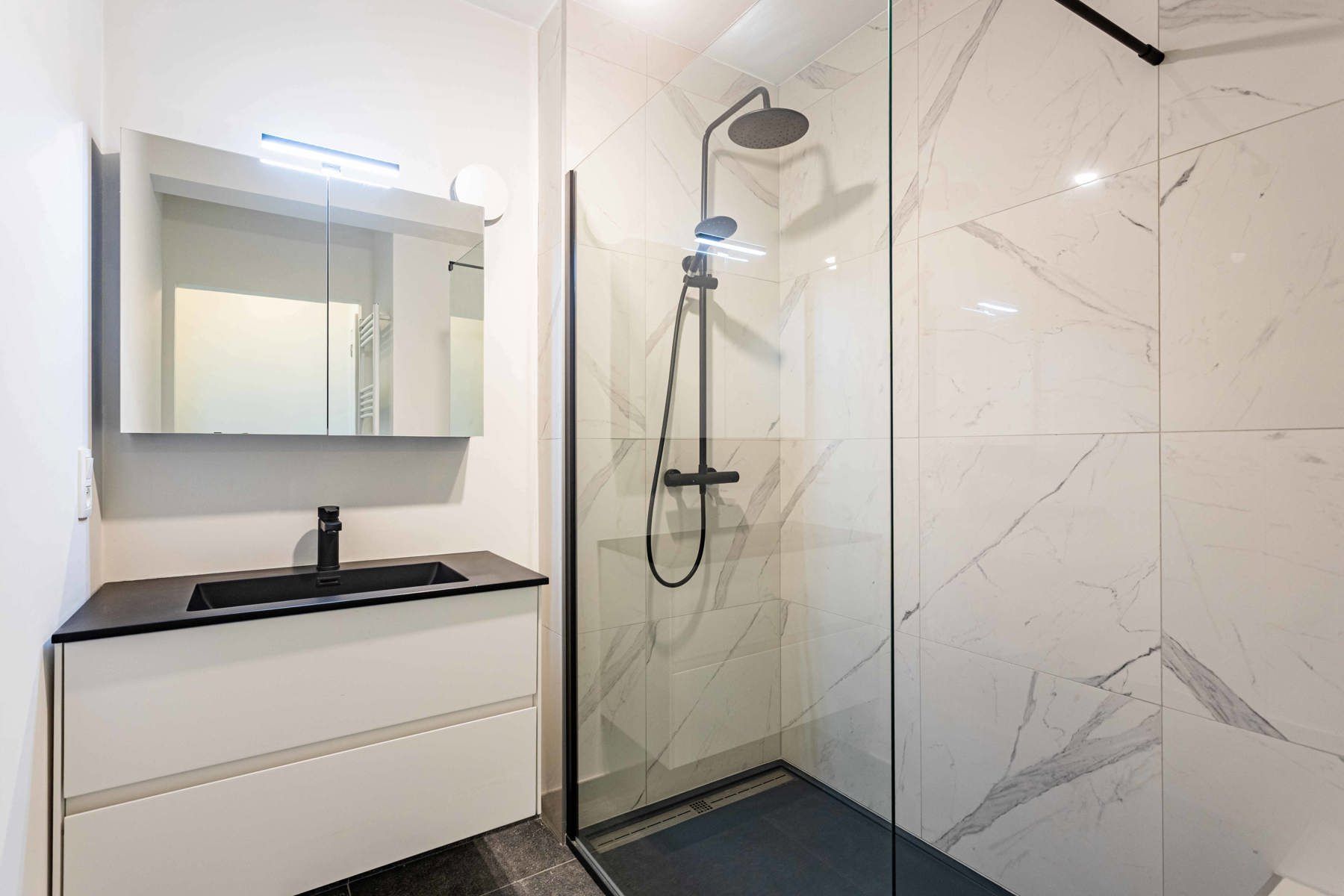 Erg ruim appartement met groot terras! foto 12