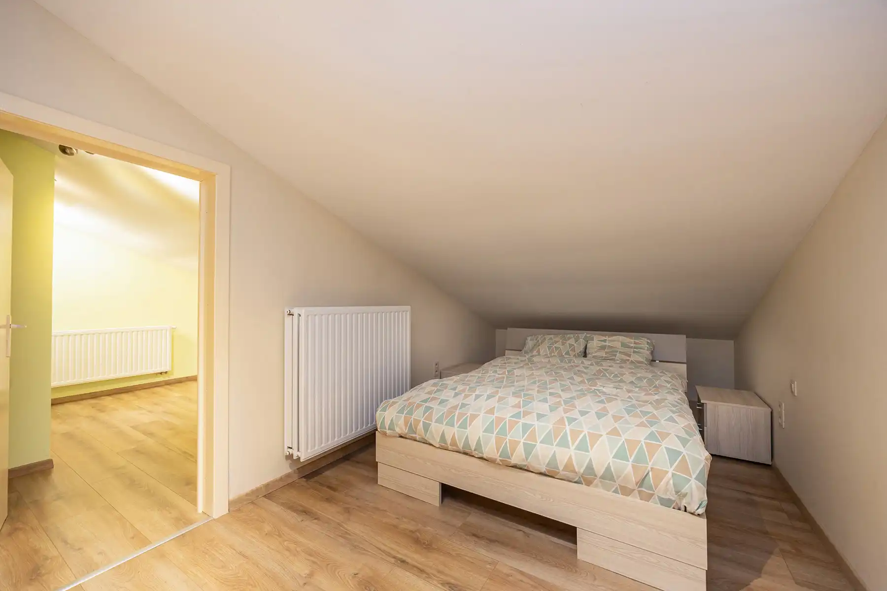 INSTAPKLARE, RIANTE GEZINSWONING MET 5 SLAAPKAMERS,  RUIMTE VOOR VRIJ BEROEP, INPANDIGE GARAGE IN KELDER EN GUNSTIG EPC OP PERCEEL VAN 11A30CA TE OUDSBERGEN foto 17