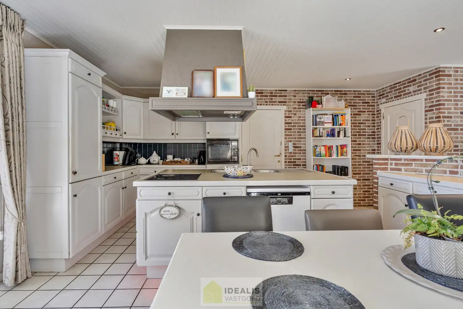 IDEALIS VASTGOED – INSTAPKLARE EENGEZINSWONING MET 4 SLAAPKAMERS EN EEN BEWOONBARE OPPERVLAKTE VAN +- 195M² OP EEN PERCEEL VAN +- 9A 20CA IN KLEINE-BROGEL (PEER). De woning is gelegen vlak bij de dorpskern van het gezellige kleine-Brogel en op enkele minuten verwijderd van de centra van Peer, Kaulille, Bocholt en Pelt. Ideaal voor zij die op zoek zijn naar een ruime instapklare woning met 4 slaapkamers!! foto 11