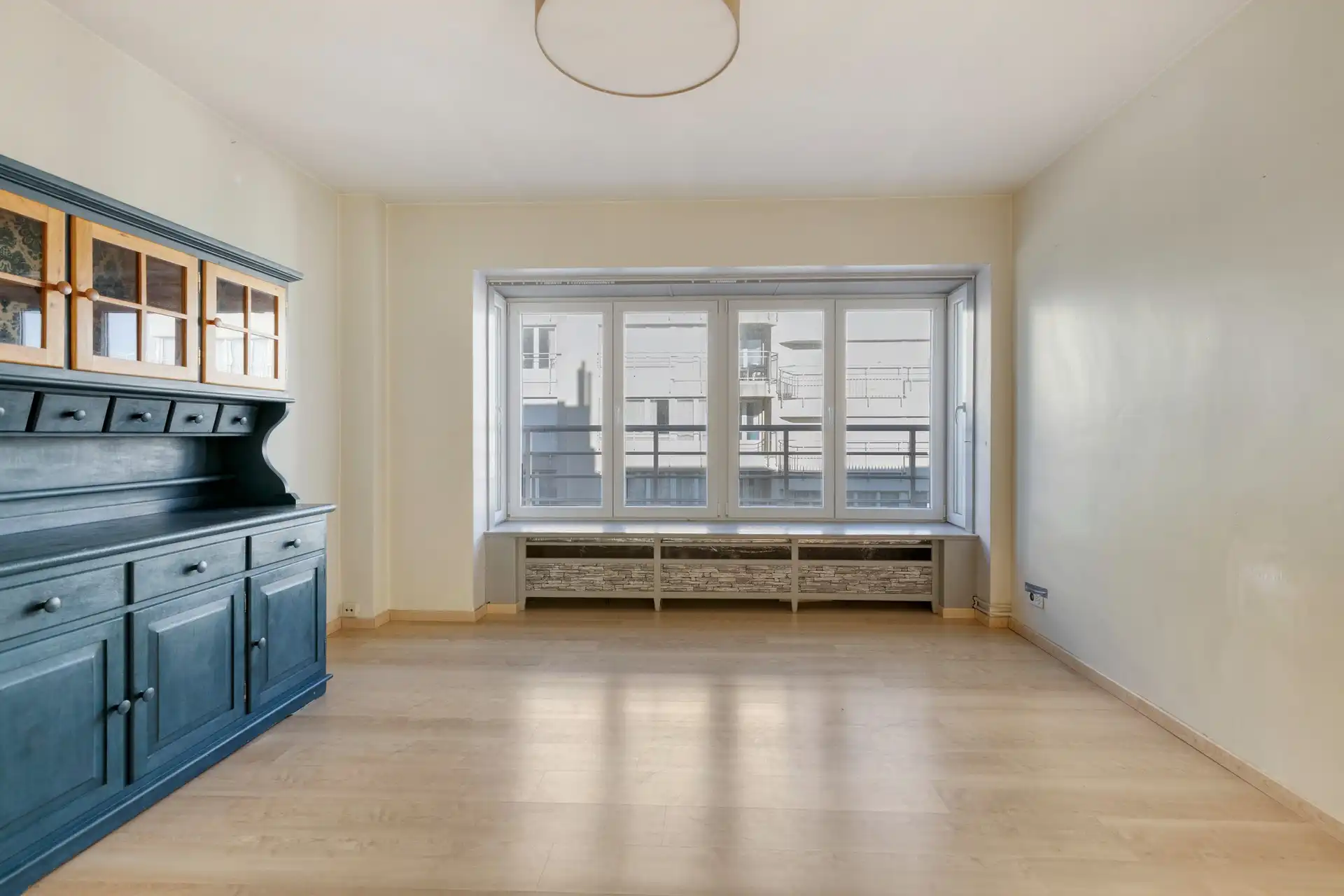 Te renoveren 1-slaapkamerappartement met zijdelings zeezicht. foto 3