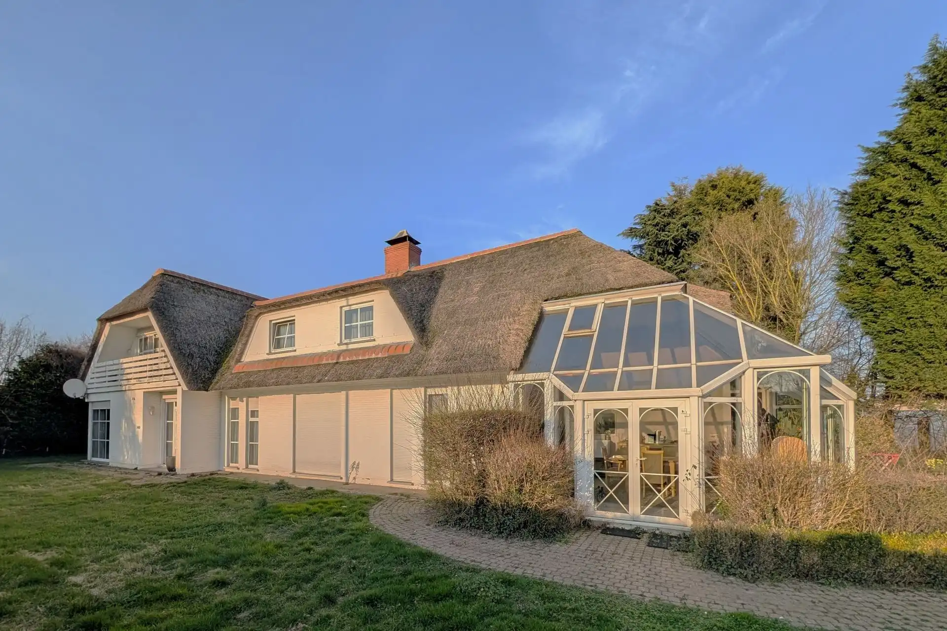 Verzorgde villa met 4 slpk. en veel privacy nabij de grens met Maastricht (NL) foto 2