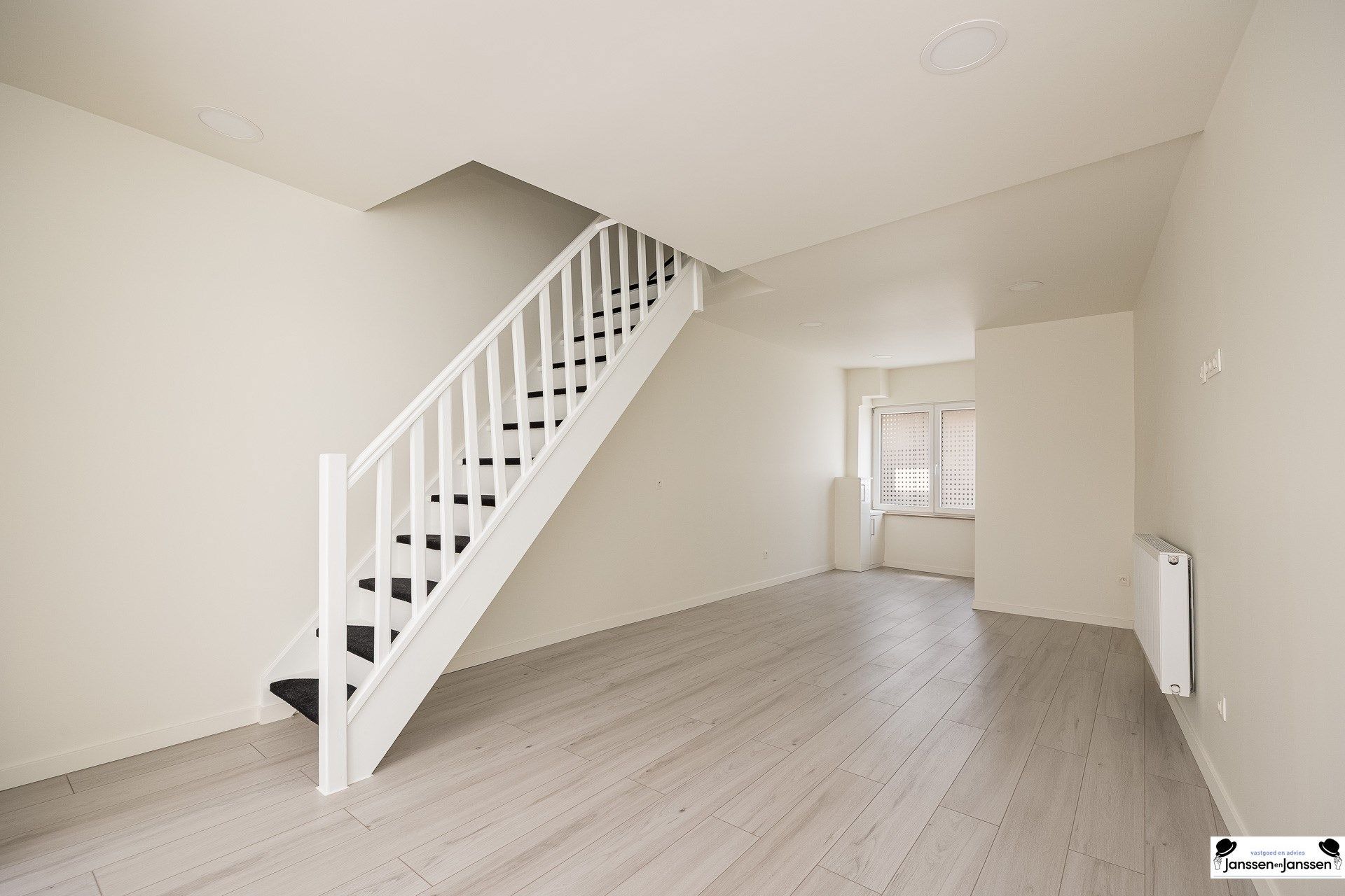 Instapklare woning met ruime tuin in hartje Willebroek foto {{pictureIndex}}
