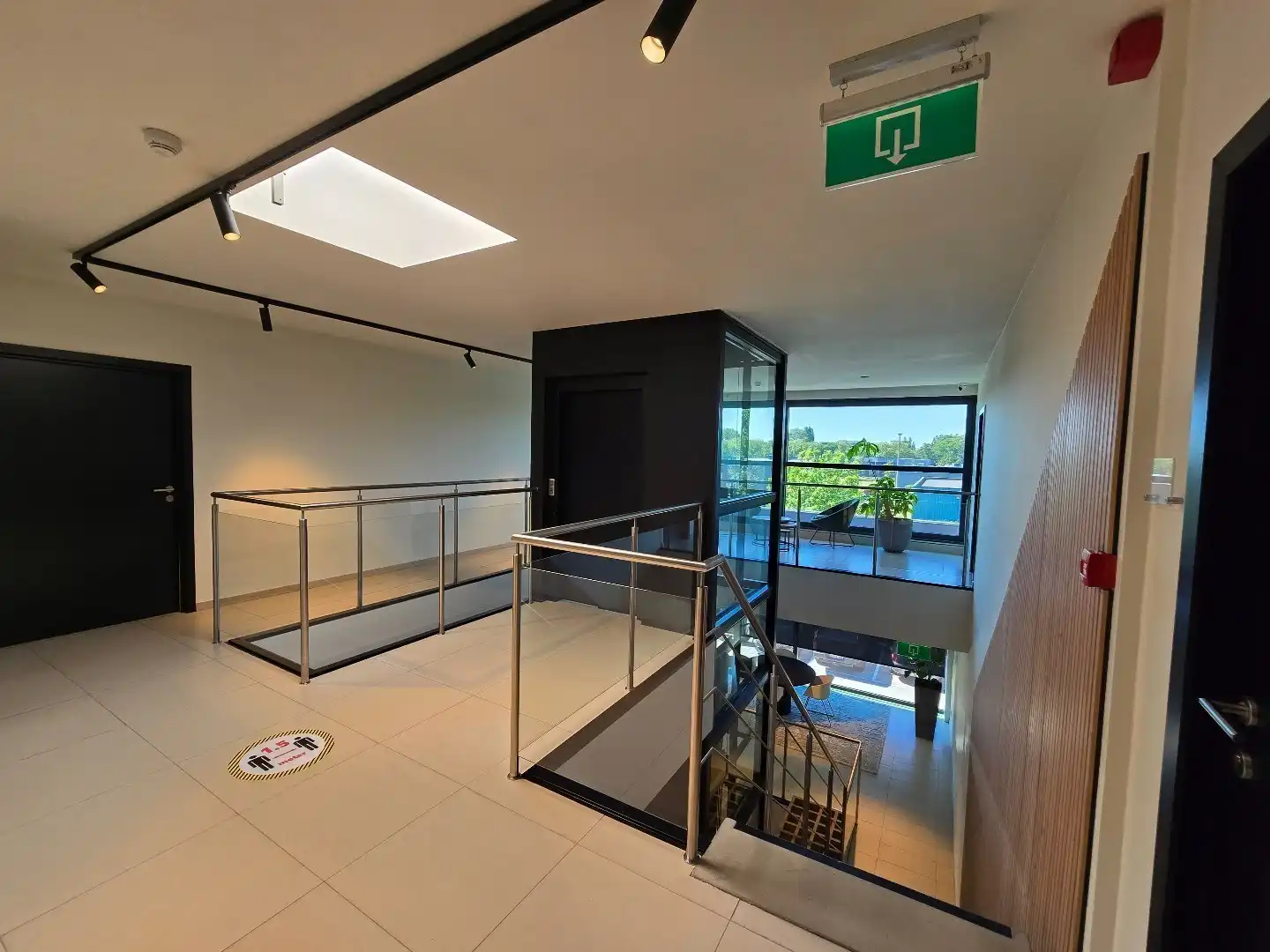 Terbeschikkingstelling van infrastructuur in vernieuwde kantoren met parking, 160m², Genk-Noord foto 32