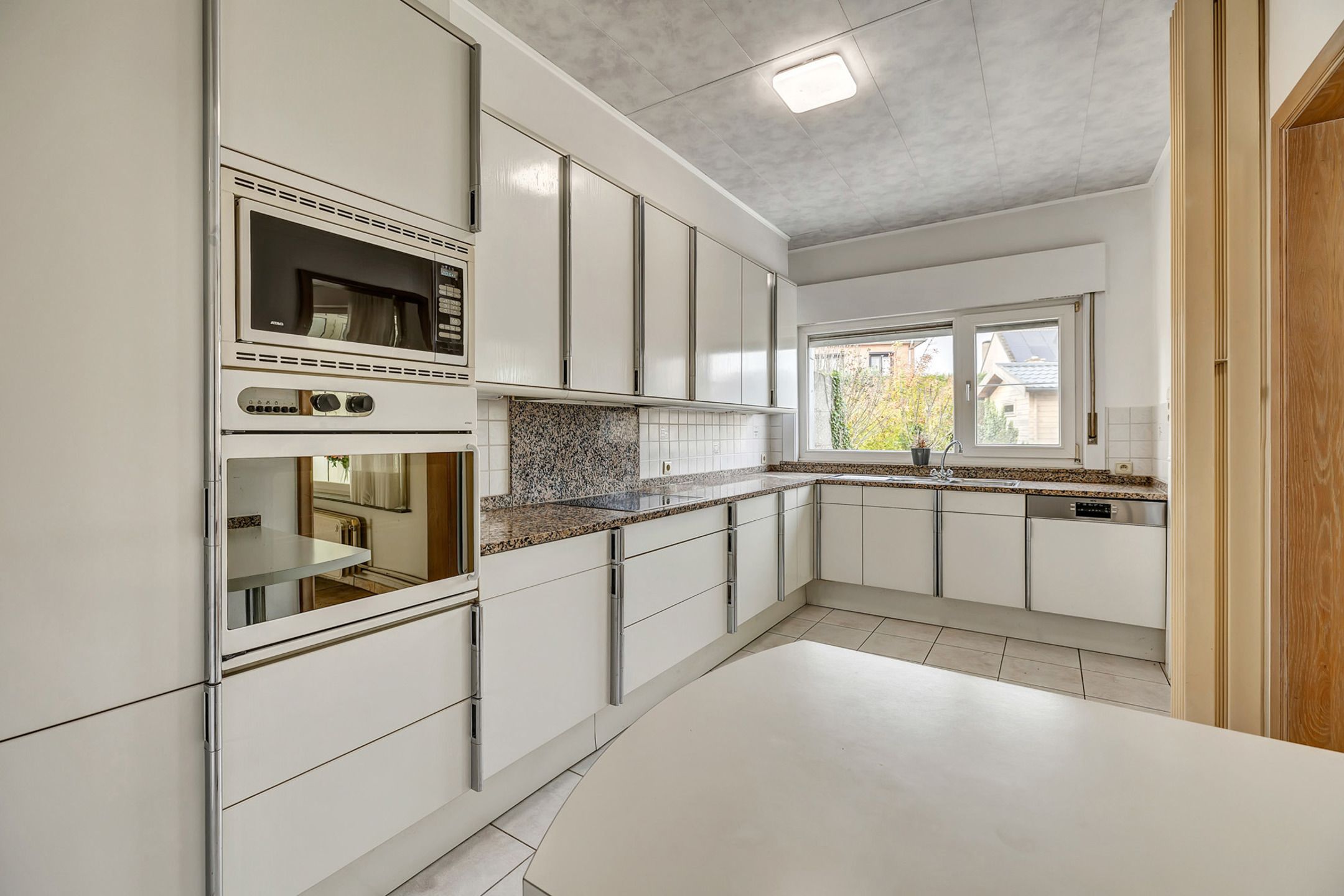 Halfopen bebouwing met garage te koop in Meerbeke! foto 8