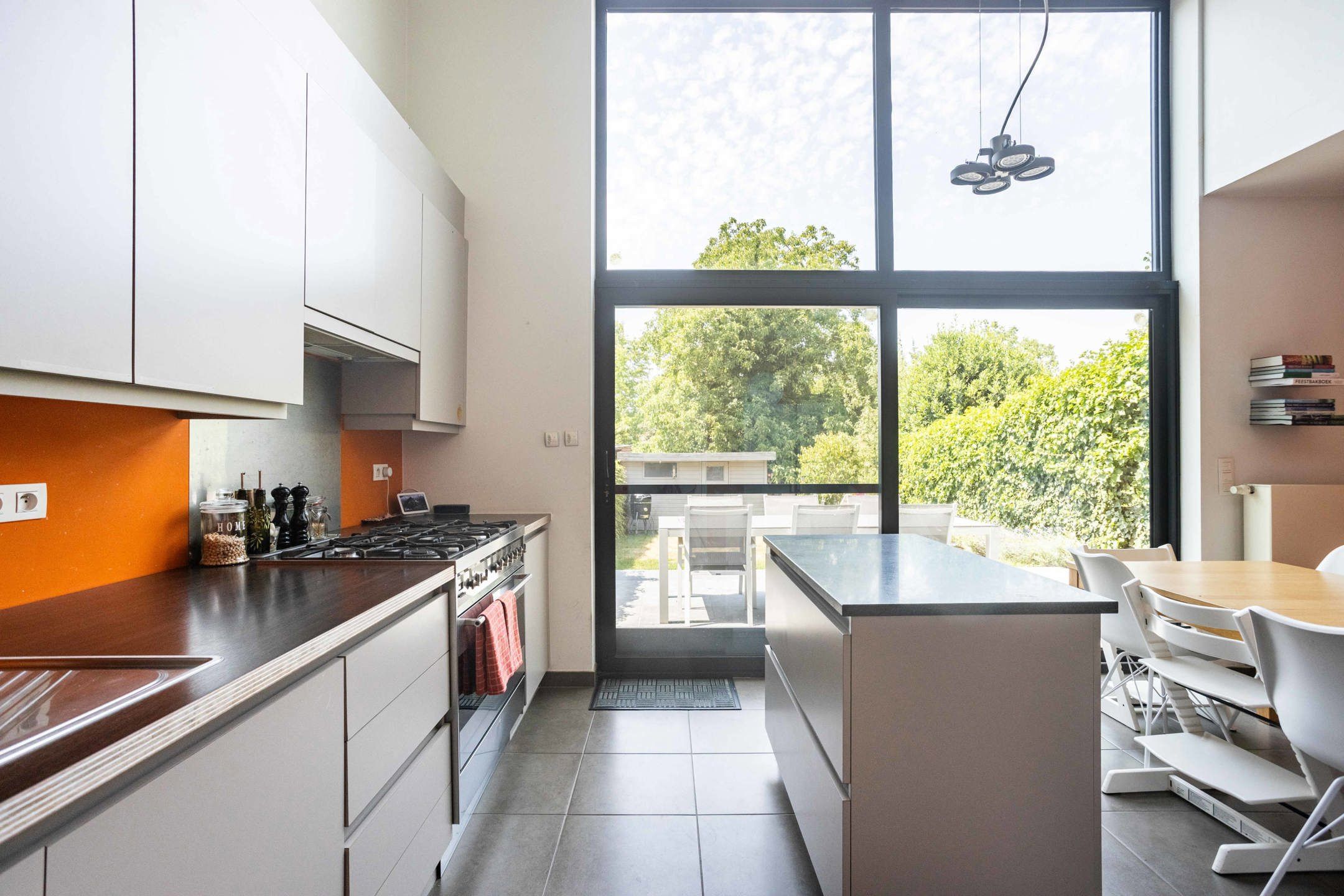 Goed gelegen, ruime & instapklare eigendom met tuin & garage foto 4