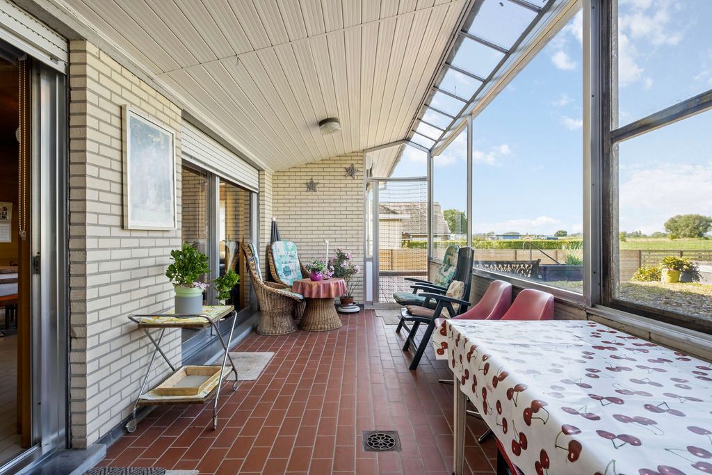 Ruime volledig onderkelderde woning foto 8