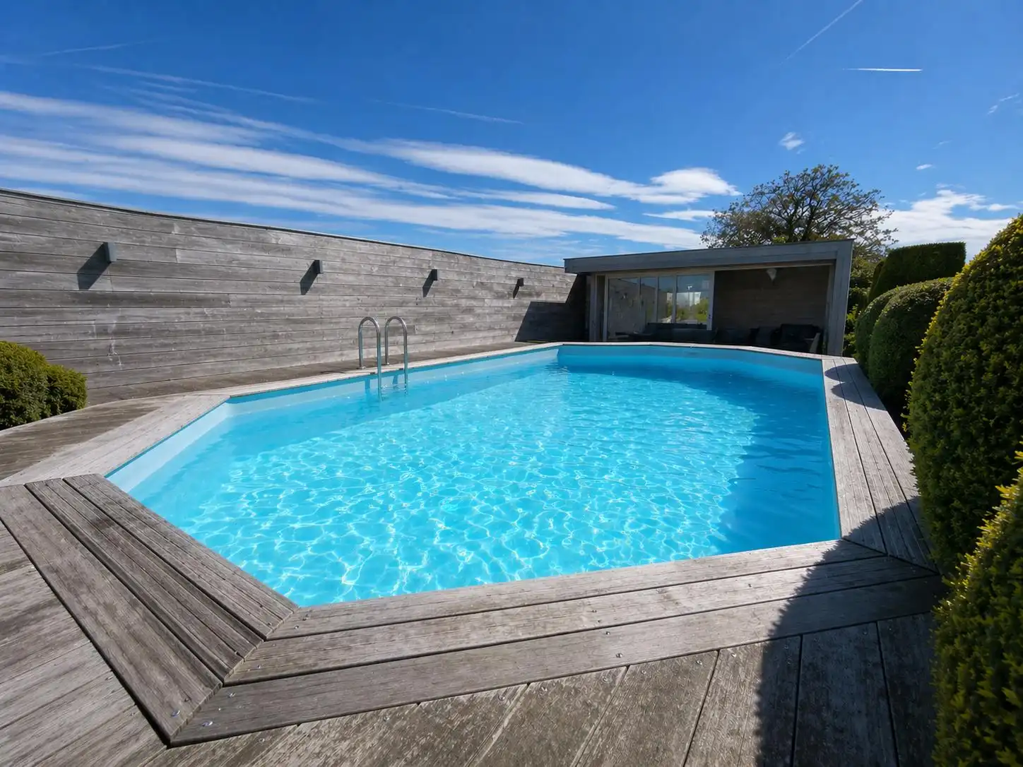 Deze ruime en uitstekend onderhouden villa-bungalow op een perceel van 1.264 m² combineert comfort, functionaliteit en een aangename woonbeleving met een zuidgericht terras en een prachtig aangelegde tuin met zwembad en badhuis.  foto 5