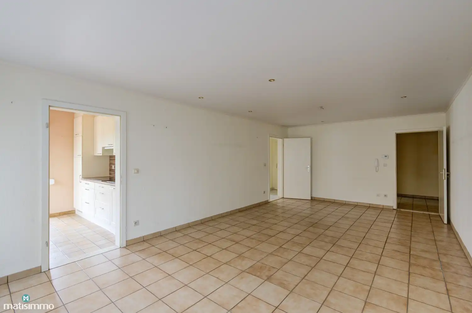 GELIJKVLOERS APPARTEMENT MET 2 SLAAPKAMERS, RUIME GARAGE, AUTOSTAANPLAATS EN KELDERBERGING TE LANAKEN foto 5