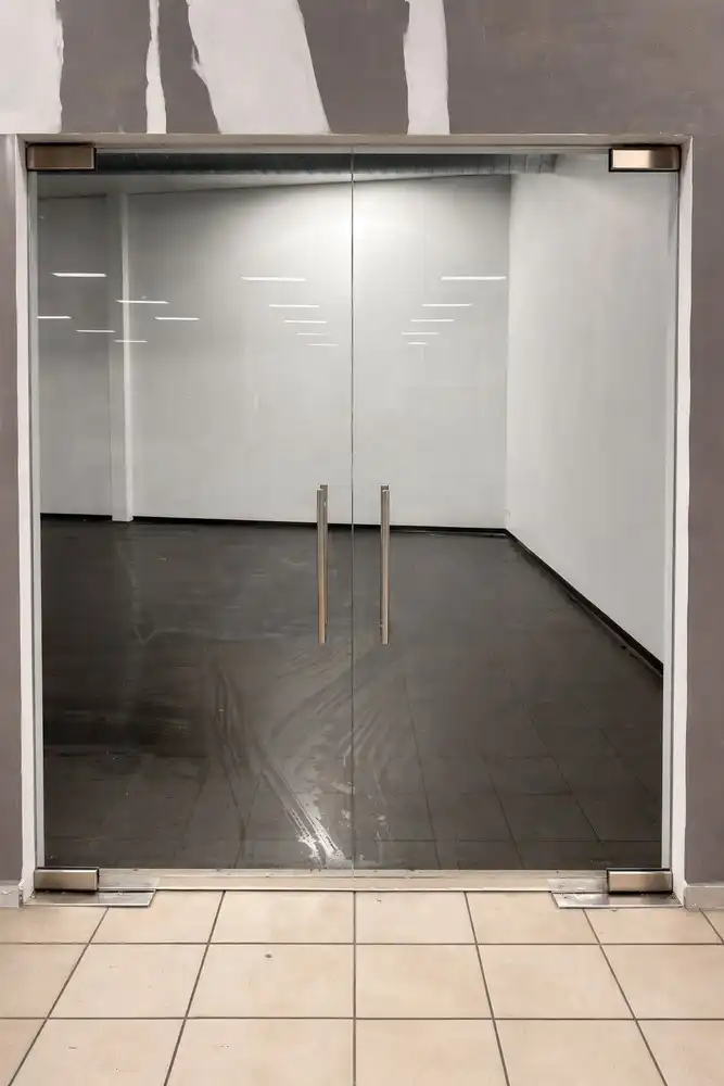 Polyvalente zaal (100m²) met ruime parking foto 3