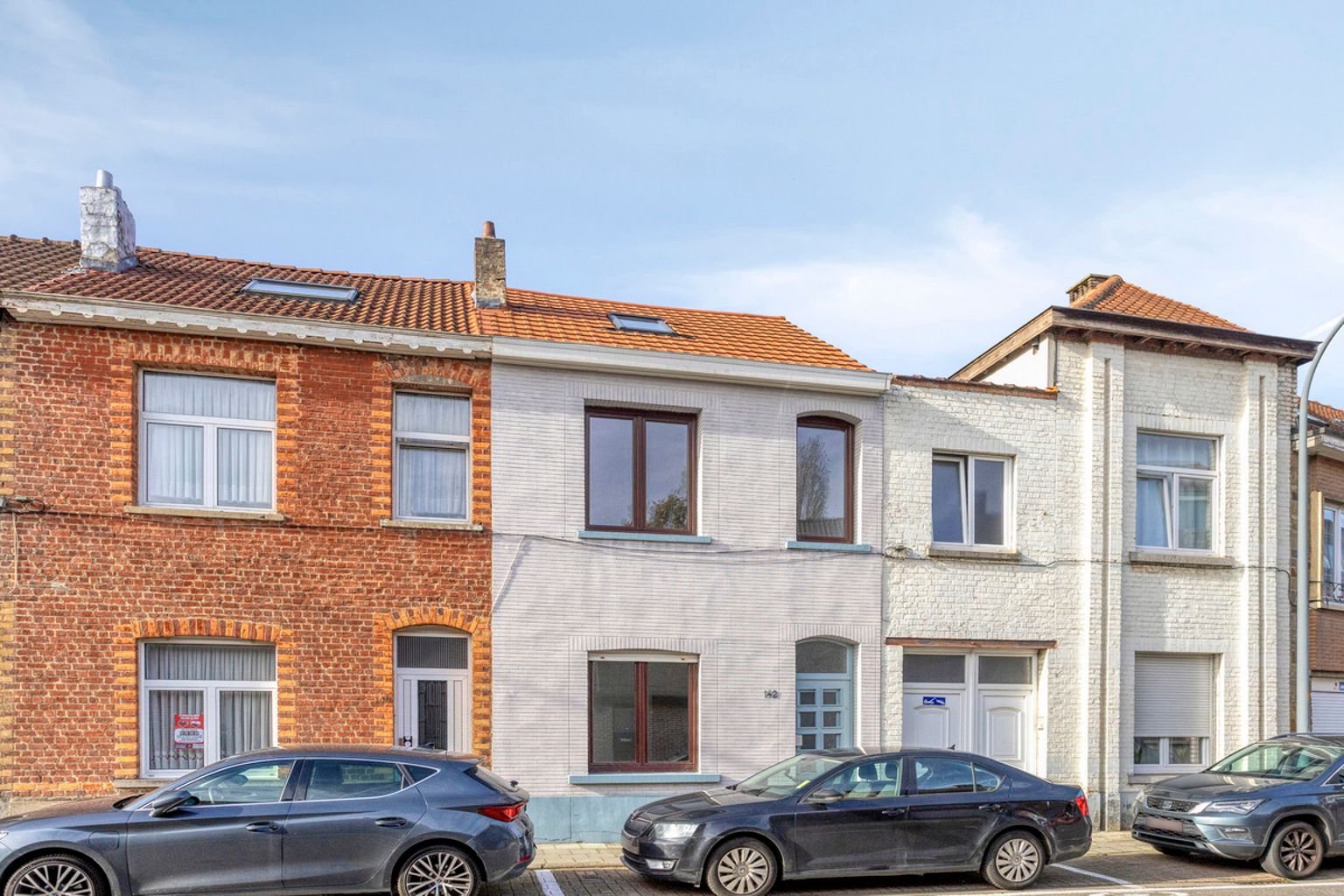 Volledig gerenoveerde gesloten bebouwing te Drogenbos foto {{pictureIndex}}