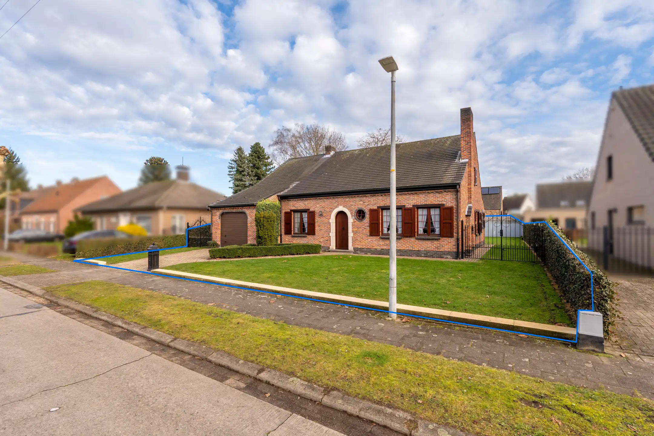 Vrijstaande woning met garage in doodlopende straat foto {{pictureIndex}}