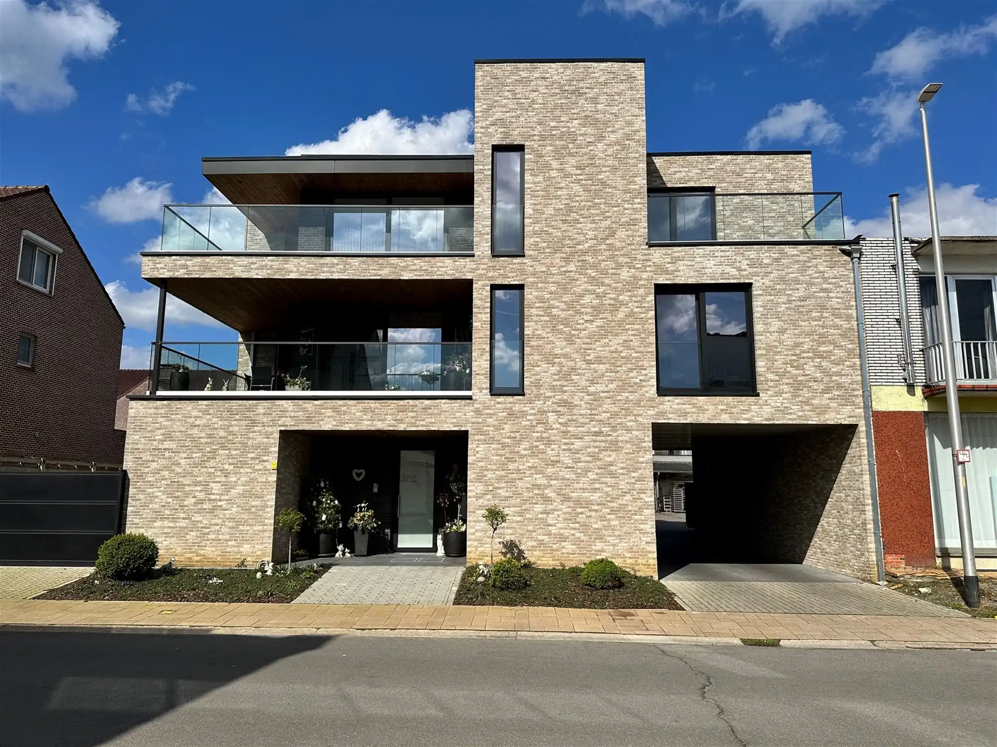 UNIEKE PENTHOUSE MET 2 SLAAPKAMERS, RUIME TERRASSEN EN GARAGE TE PAAL foto {{pictureIndex}}