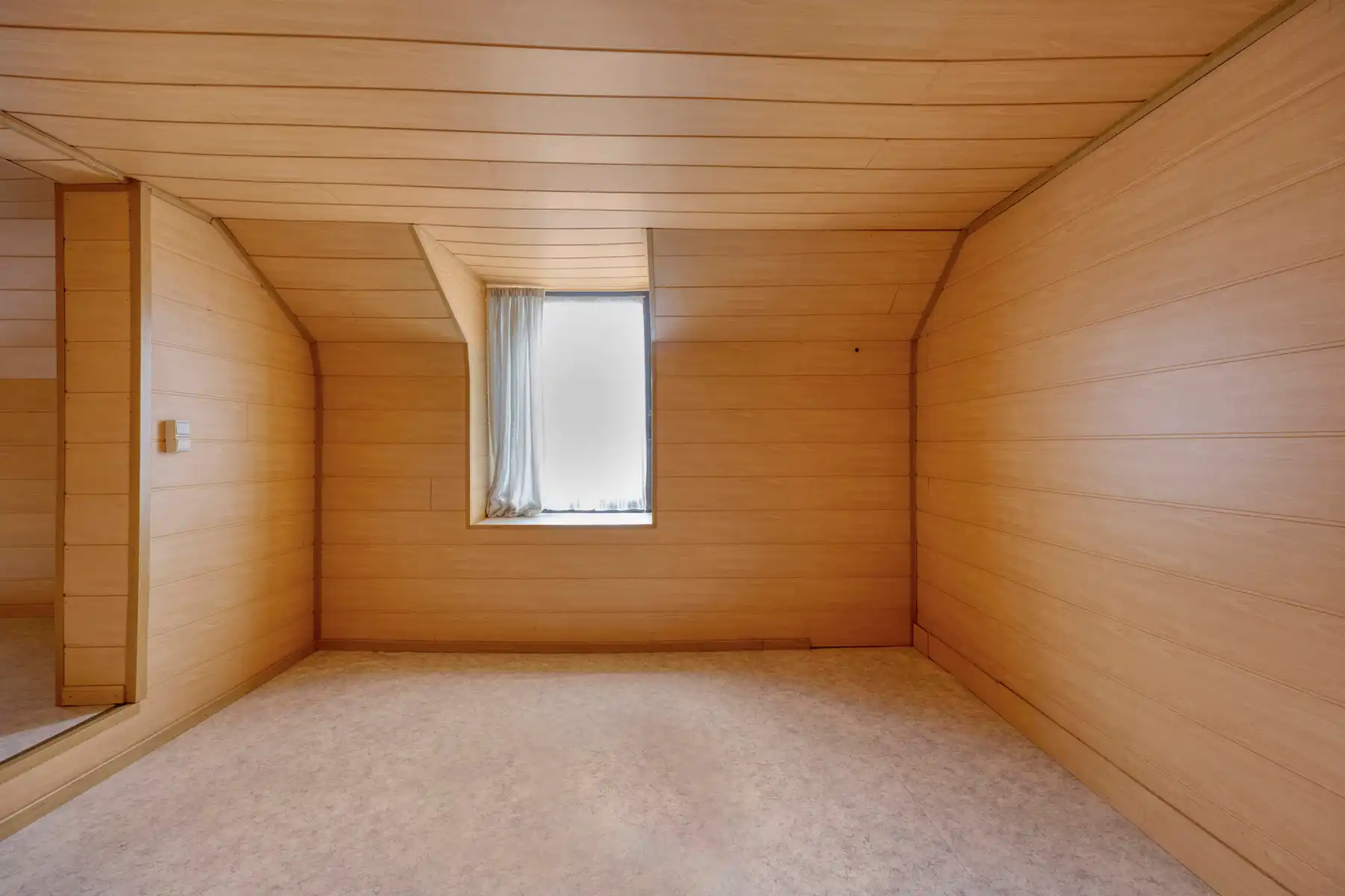 Charmante te renoveren woning met tuin foto 12