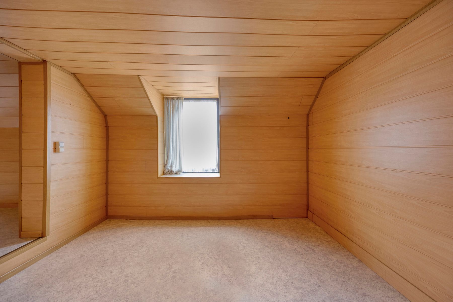 Charmante te renoveren woning met tuin foto 12