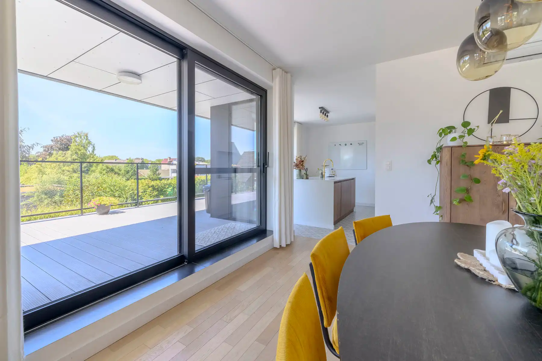 Ruim appartement met 2 slpks, terras van 71m2 en 2 staanplaatsen foto 7
