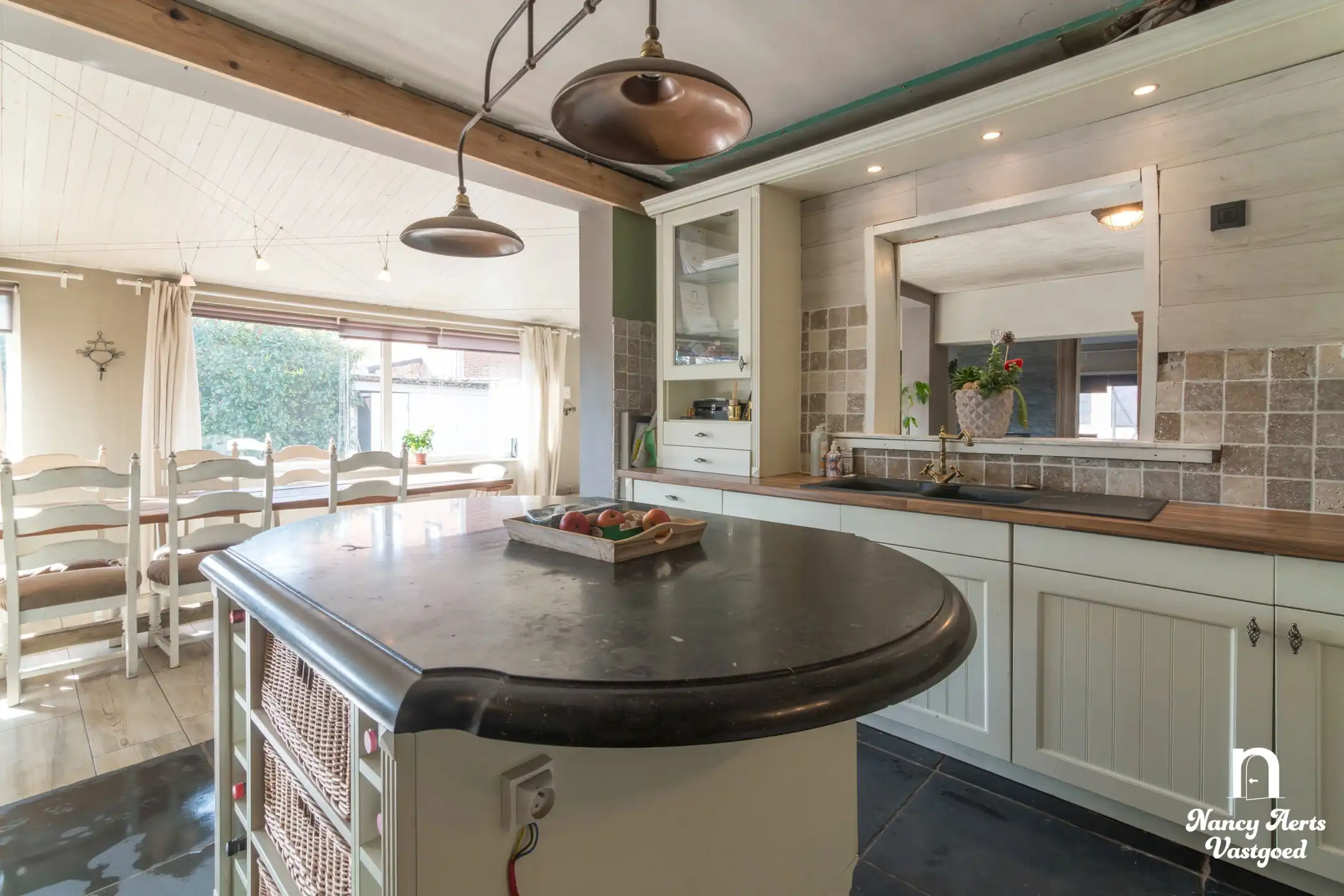 Ruime halfopen woning met tuin en veel potentieel foto 26