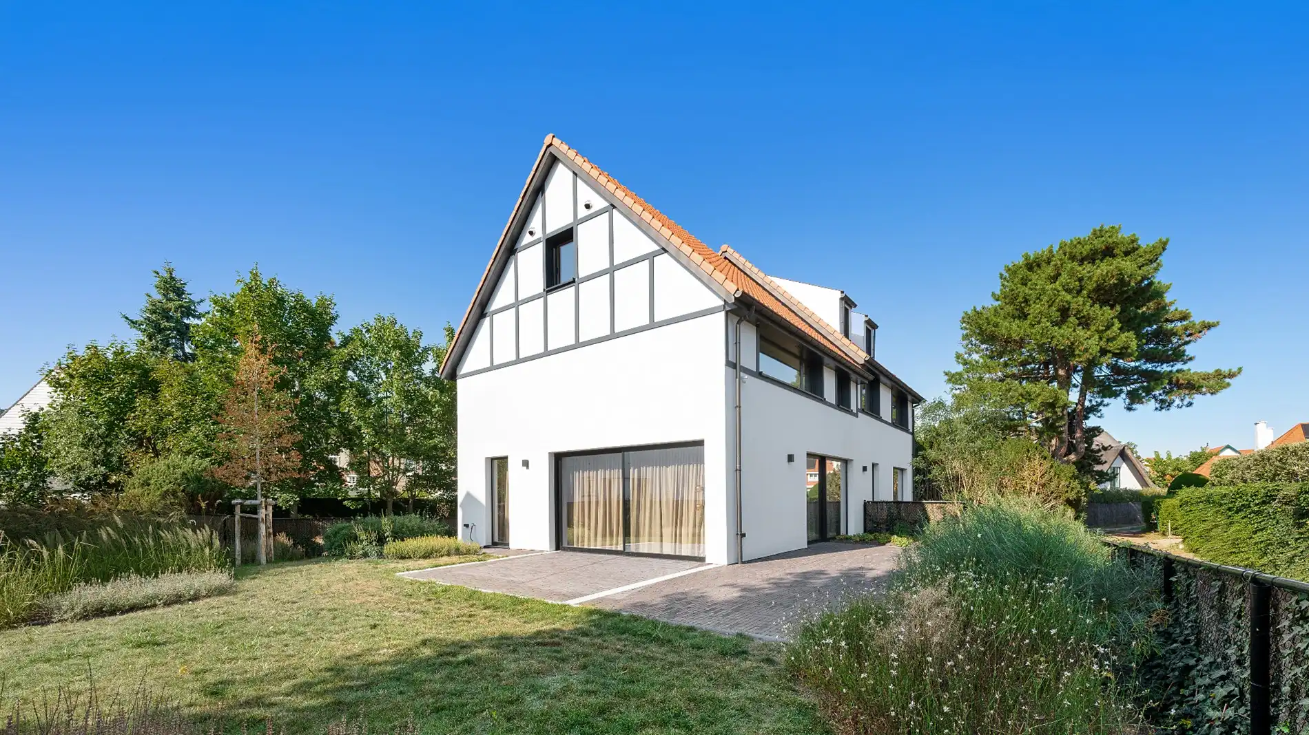 Exclusieve gerenoveerde villa in het hart van het Zoute, gelegen vlakbij het centrum foto {{pictureIndex}}