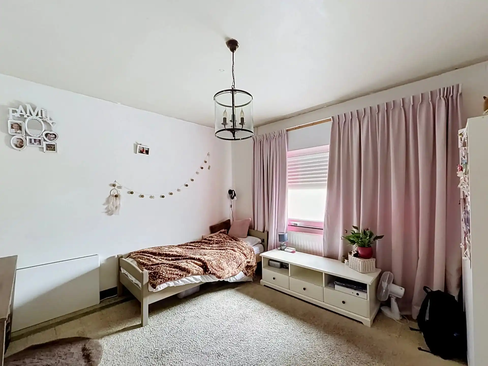 Ruime open bebouwing met 4 slaapkamers, garage en grote tuin. foto 4