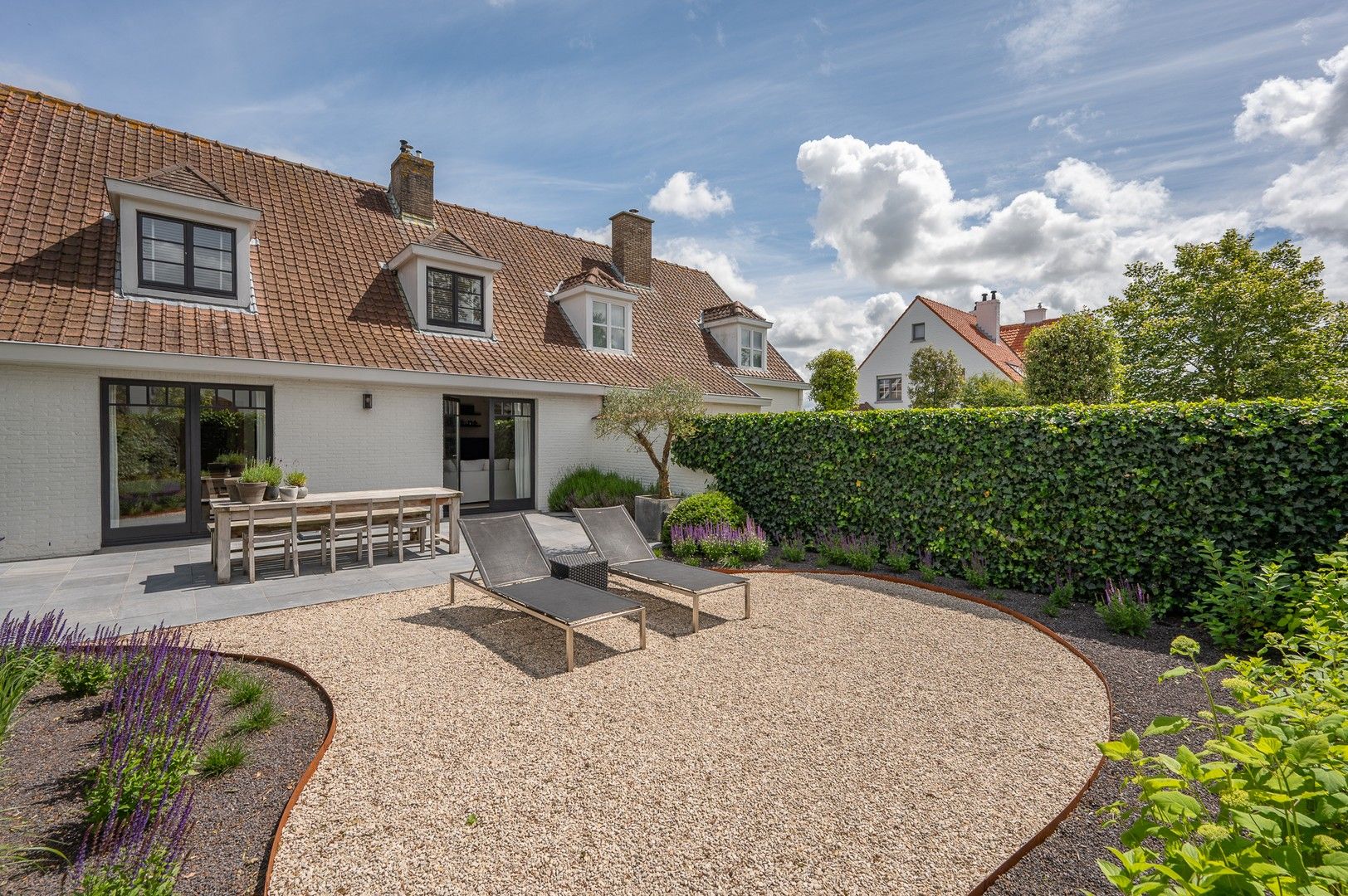 Charmante koppelvilla met zonnige tuin en terrassen, op fietsafstand van het centrum en de zee. foto {{pictureIndex}}