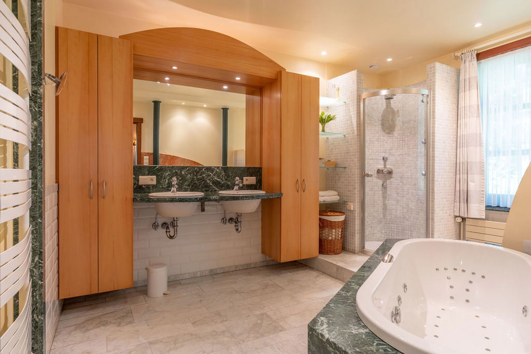 Ruime villa met 6 slpk op 2.295 m² grond met veel privacy foto 28