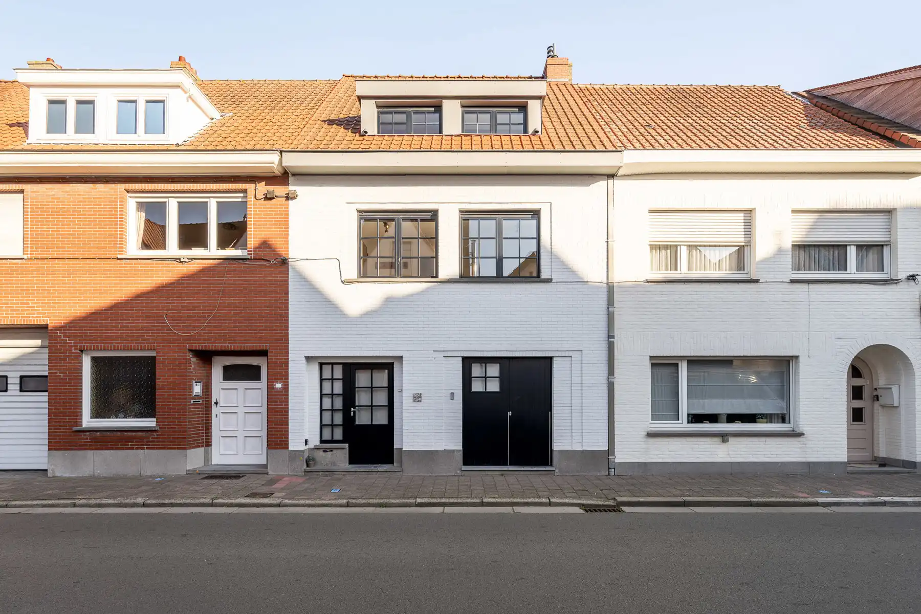 Instapklare, gemeubelde rijwoning met 5 slaapkamers en tuin – hartje Oud-Knokke foto 5