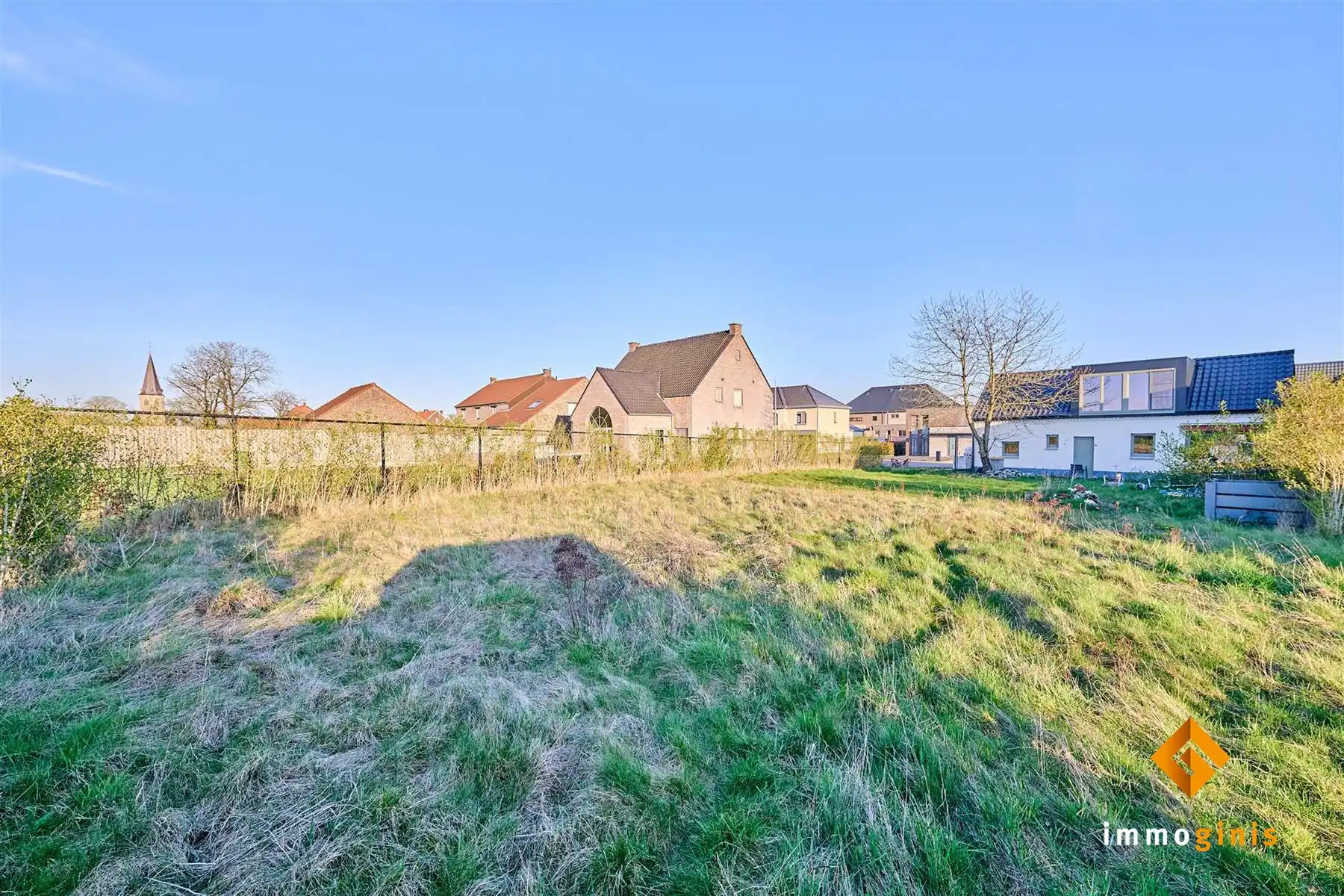 Gerenoveerde, verder af te werken starterswoning op ruim perceel van 7a35ca.   foto 12