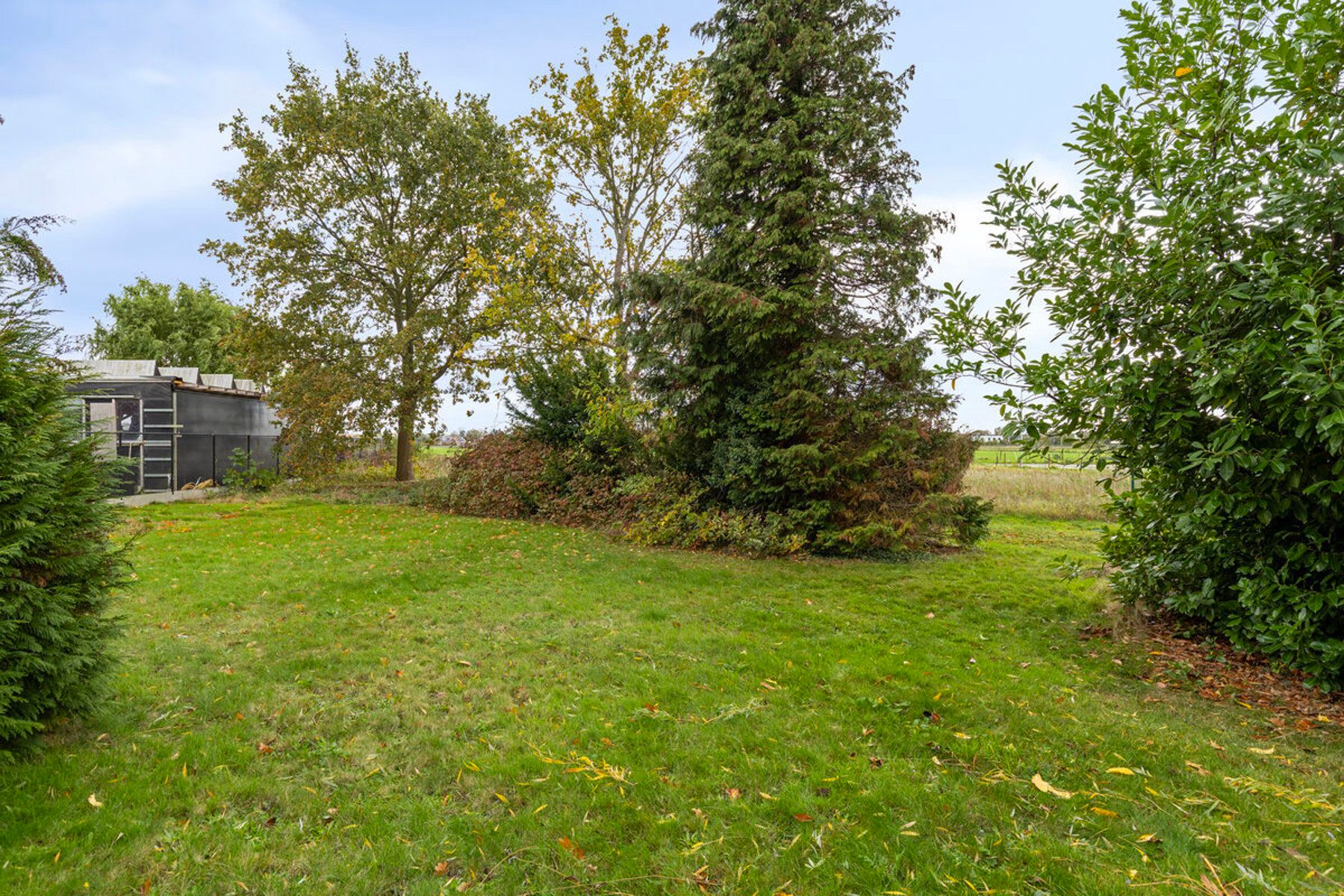 Hoofdfoto van de publicatie: Te renoveren open bebouwing (mog. optioneel achterliggend bouwland)