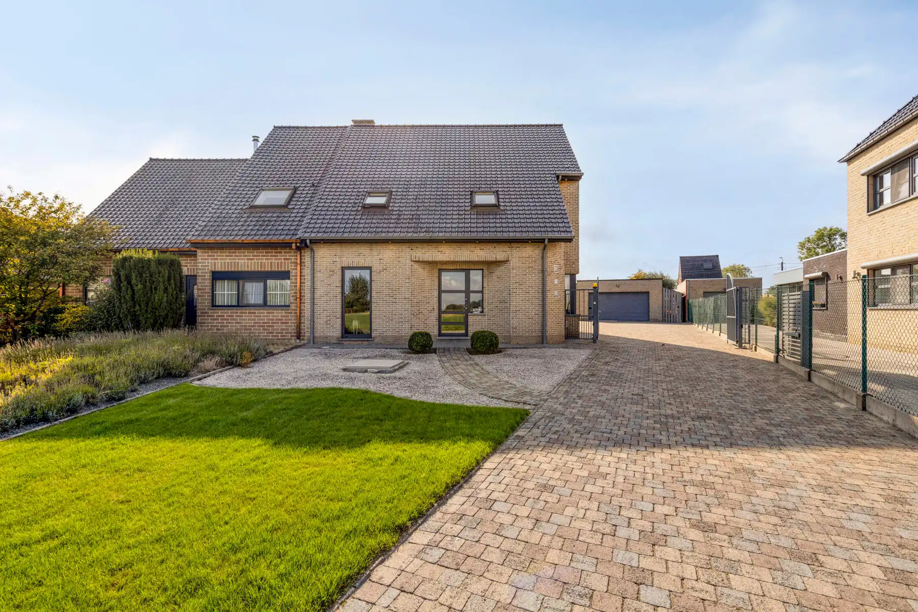 Instapklare woning met 3 slpk en ruime garage op toplocatie foto 3