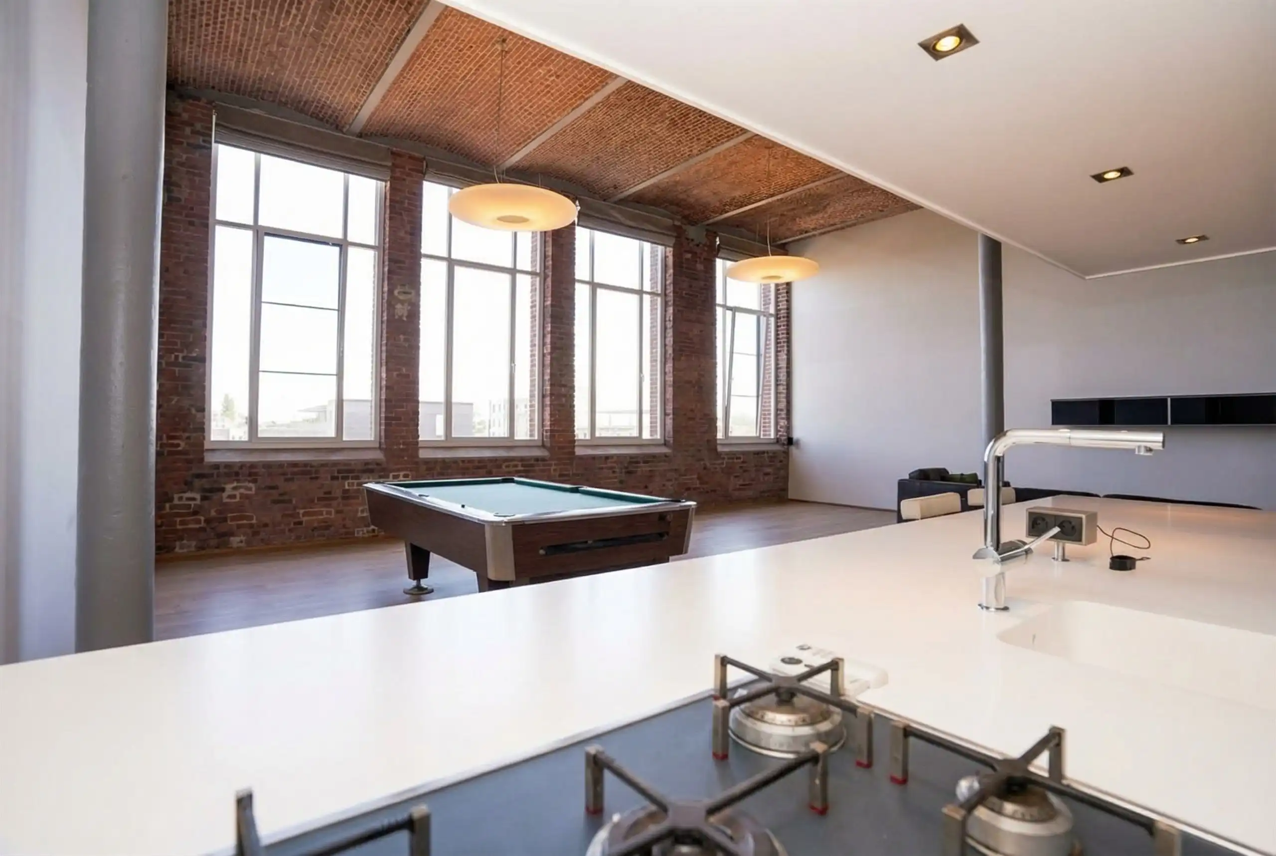 Verrassende, heldere loft met plafondhoogten van 6 m! foto 4