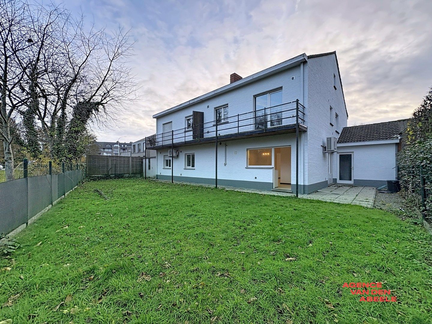 Gelijkvloers appartement met 2 slaapkamers, ruime garage en tuin foto 2