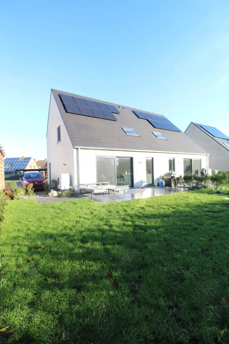Energiezuinige halfopen woning te huur in Sijsele foto {{pictureIndex}}