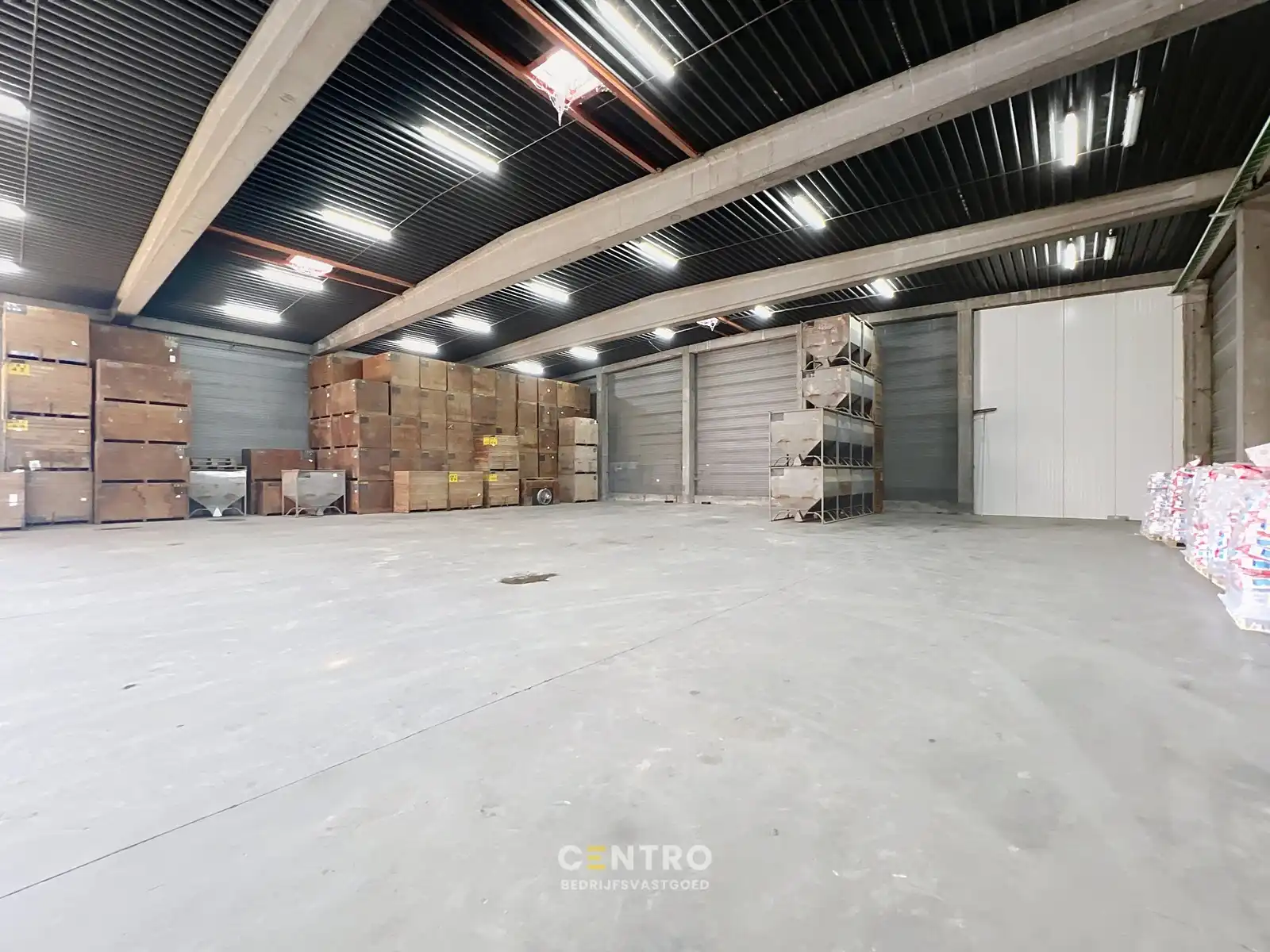Magazijn van 830m² (met poort van 11m breedte) TE HUUR , te Kerkhove (Avelgem). foto 5