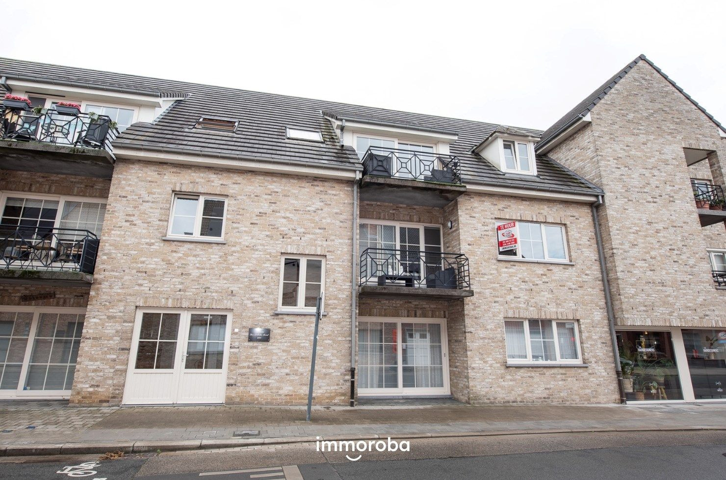 Ruim en perfect onderhouden appartement TE HUUR in centrum Oeselgem foto {{pictureIndex}}