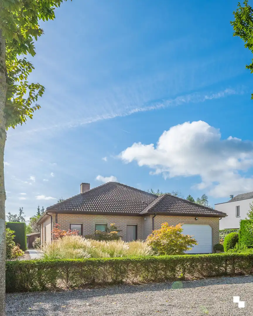 Laagbouwvilla in gegeerde straat met aangename tuin foto 23