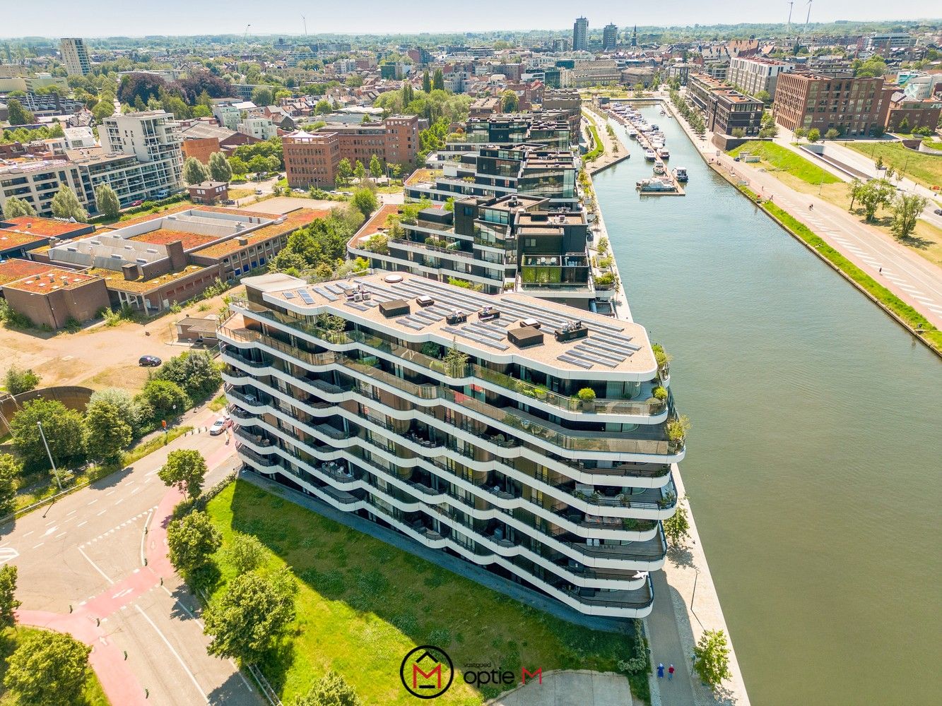 UNIEK RUIM APPARTEMENT 216 M2 MET RONDOM TERRAS VAN 223 M2 foto {{pictureIndex}}