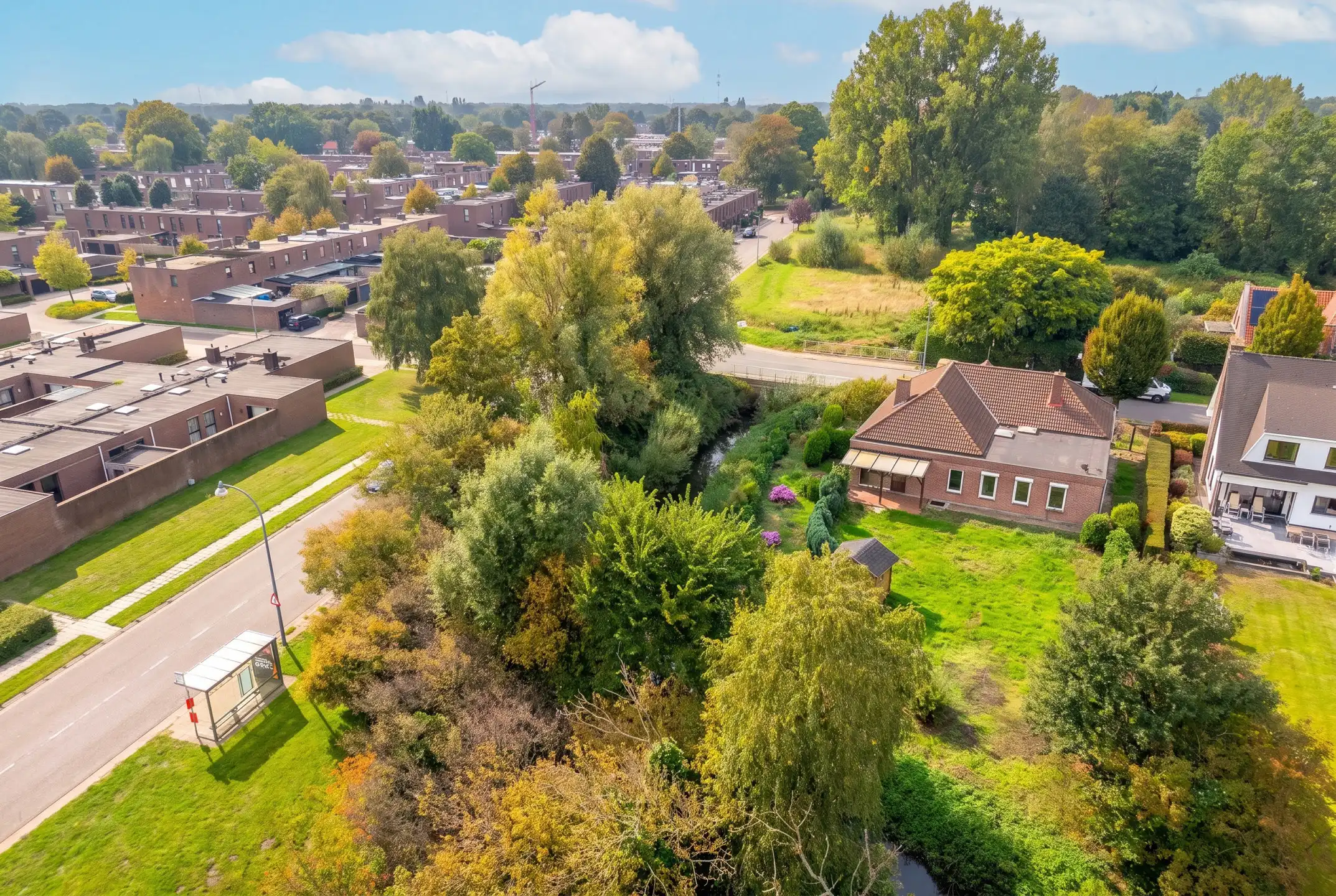 Ruime laagbouw met 3-4 slpk én praktijk en grote garage foto 40
