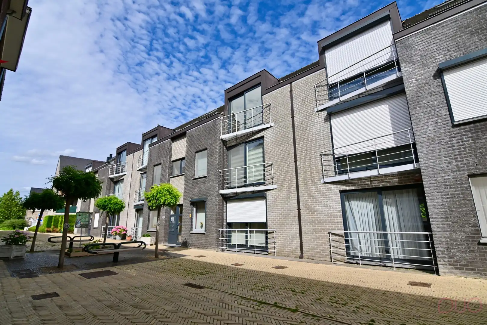 Instapklaar duplex appartement met terras en garagebox op toplocatie in Sint-Truiden foto {{pictureIndex}}