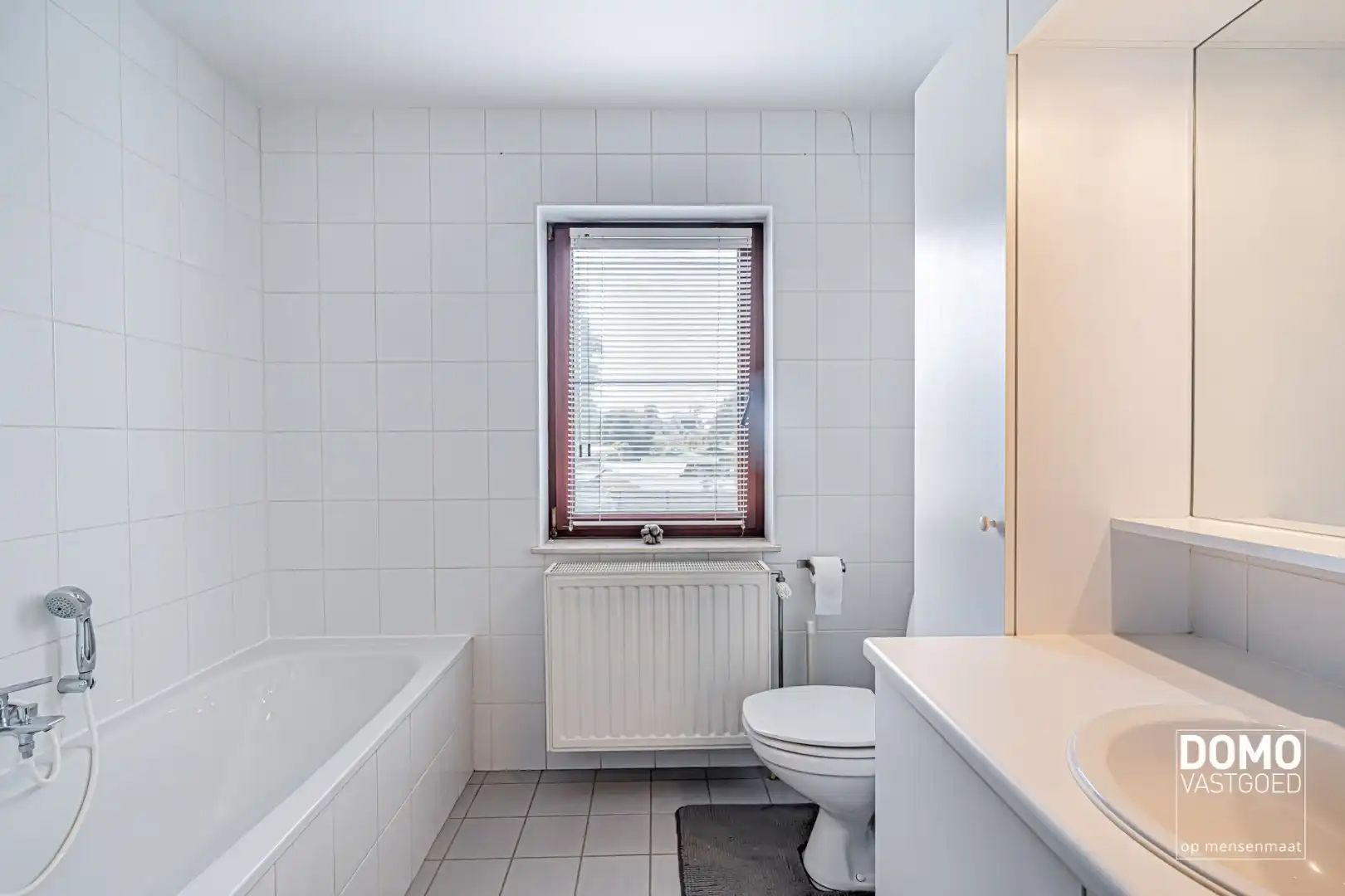ZUIDWESTELIJK GEORIËNTEERDE DOORZONWONING MET LICHTRIJKE AANBOUW, GEZELLIGE TUIN EN RUIME GARAGE TE KURINGEN (HASSELT)  foto 16