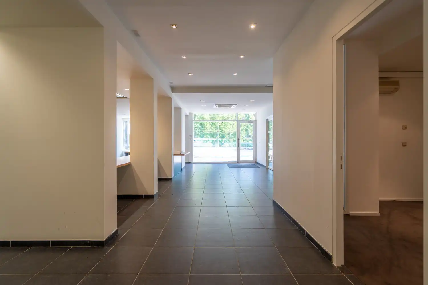 RUIME KANTOORRUIMTE 203 m² MET GARAGEBOX foto 8