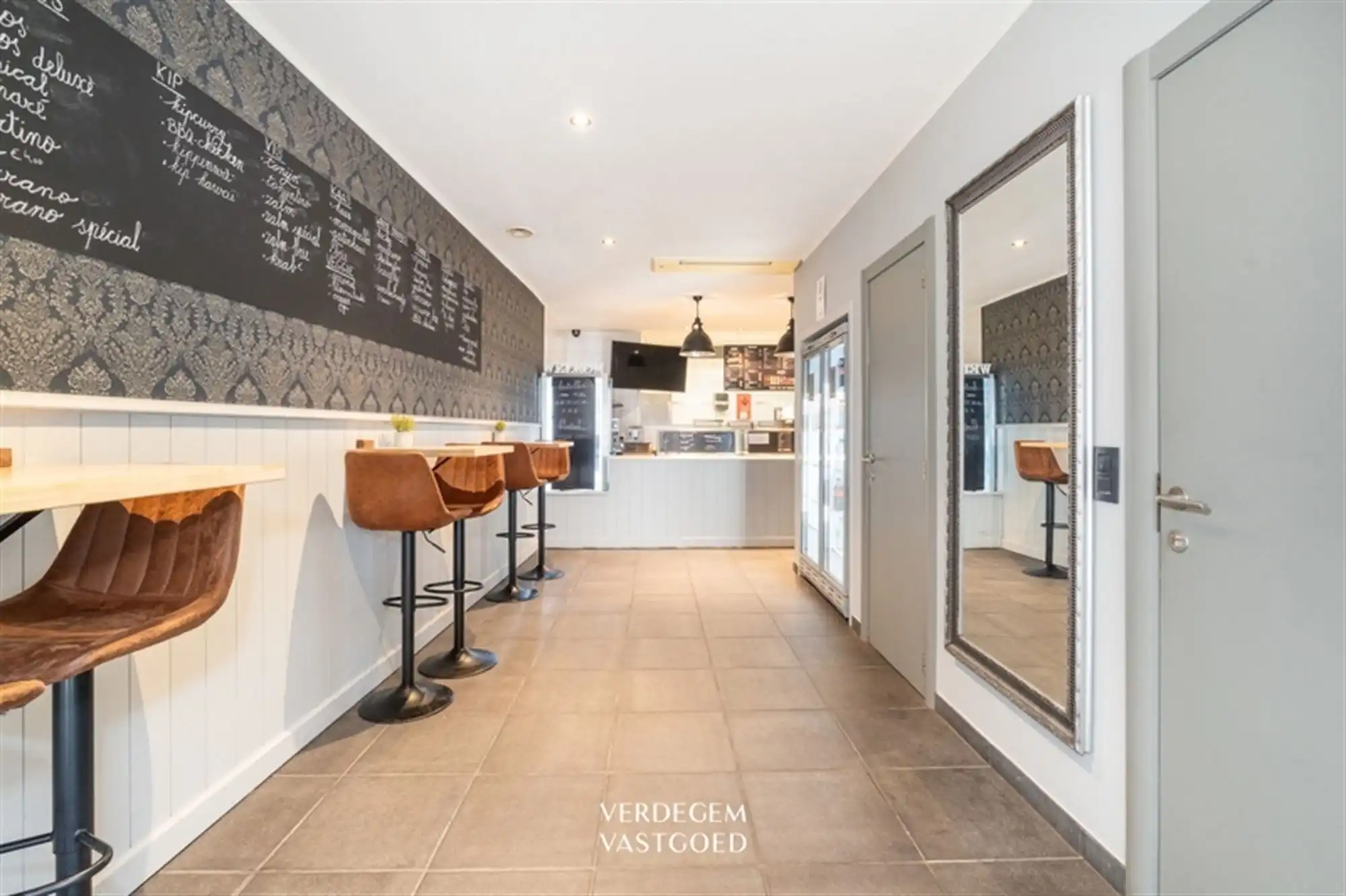 Goeddraaiende broodjeszaak met woonst aan Ten Doorn foto 2