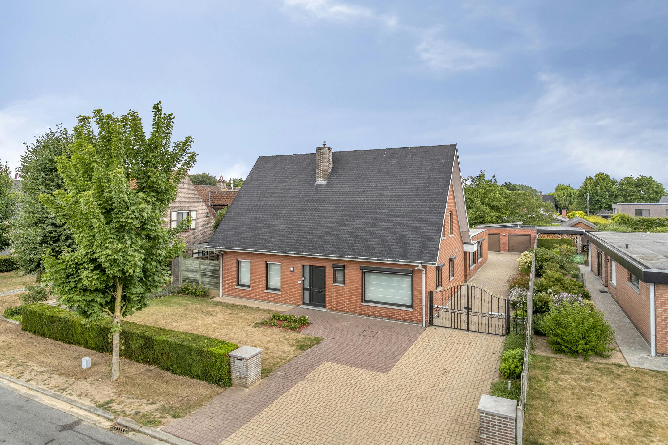 Alleenstaand huis met 5 kamers te koop in Beveren-Leie foto {{pictureIndex}}