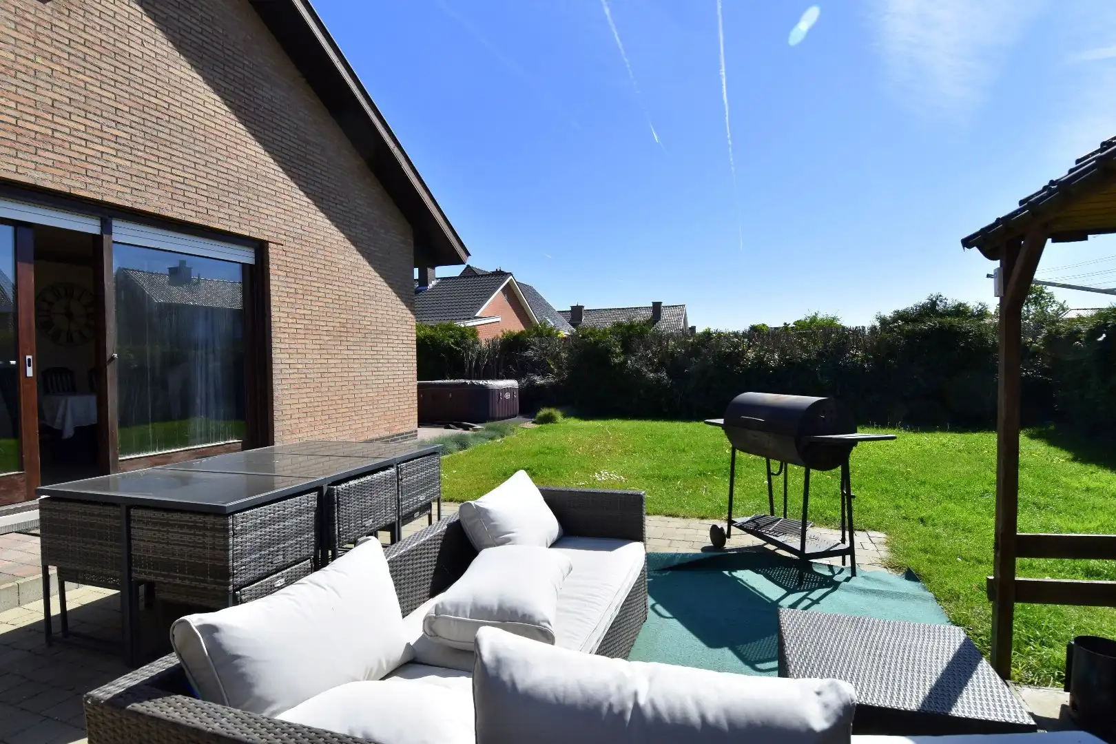 Rustig gelegen gelijkvloerse villa met 3 slaapkamers, dubbele garage en tuin rondom te koop in Ledegem foto 13