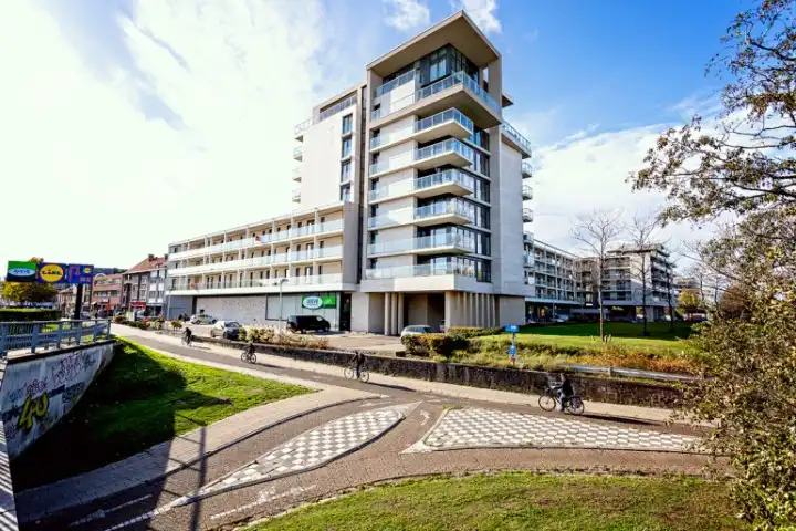 Modern appartement met 2 slaapkamers, garage en ideale ligging in het hart van Hasselt! Te huur voor een comfortabele levensstijl. foto {{pictureIndex}}