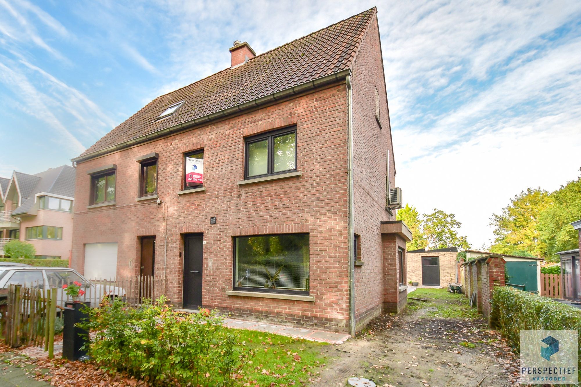 Uiterst GOED gelegen VERNIEUWDE woning met GROTE tuin foto 4