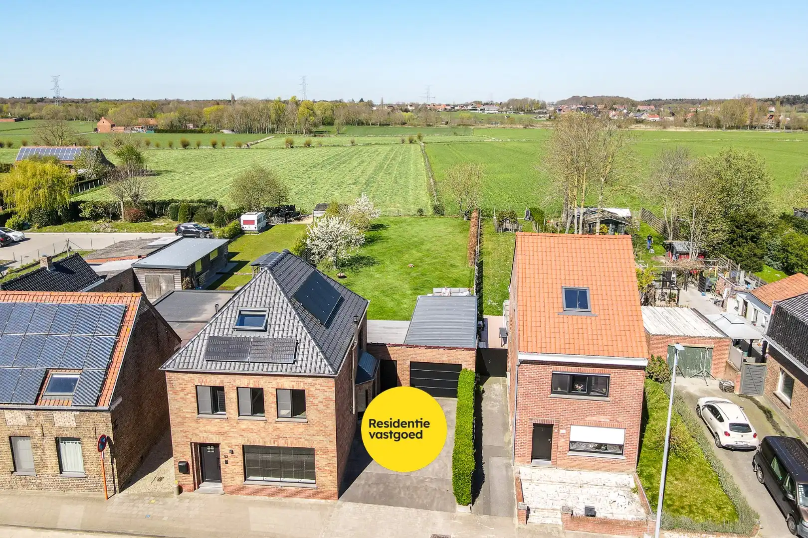 Volledig gerenoveerde alleenstaande woning op toplocatie in Zedelgem foto {{pictureIndex}}