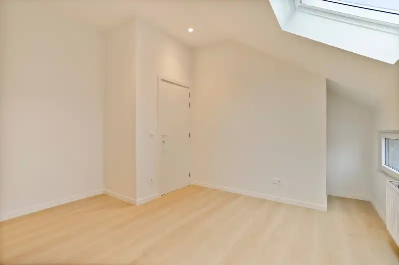 Verscholen achter een charmante groene gevel: prachtig gerenoveerde woning met 3 slaapkamers foto 14