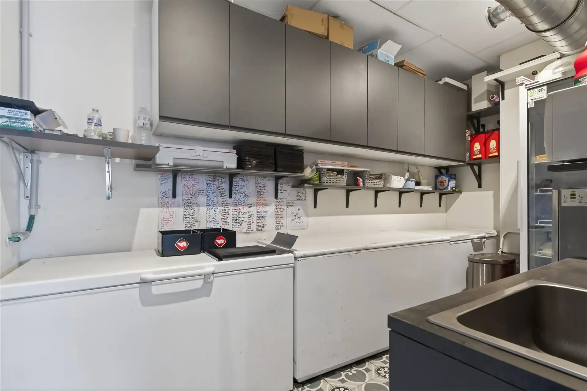 Recente handelszaak met heel ruime woonst op absolute topligging te Overmere. foto 9